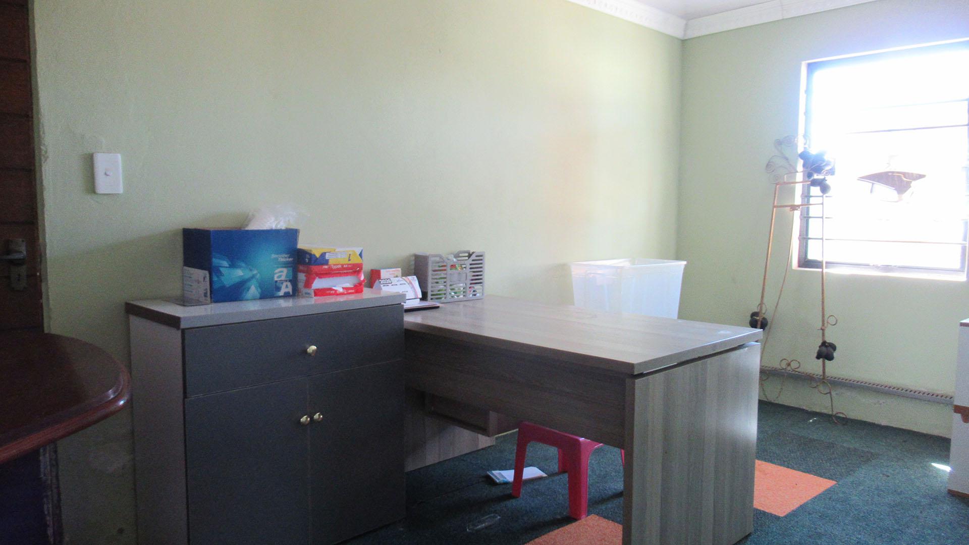 Study - 14 square meters of property in Protea Glen