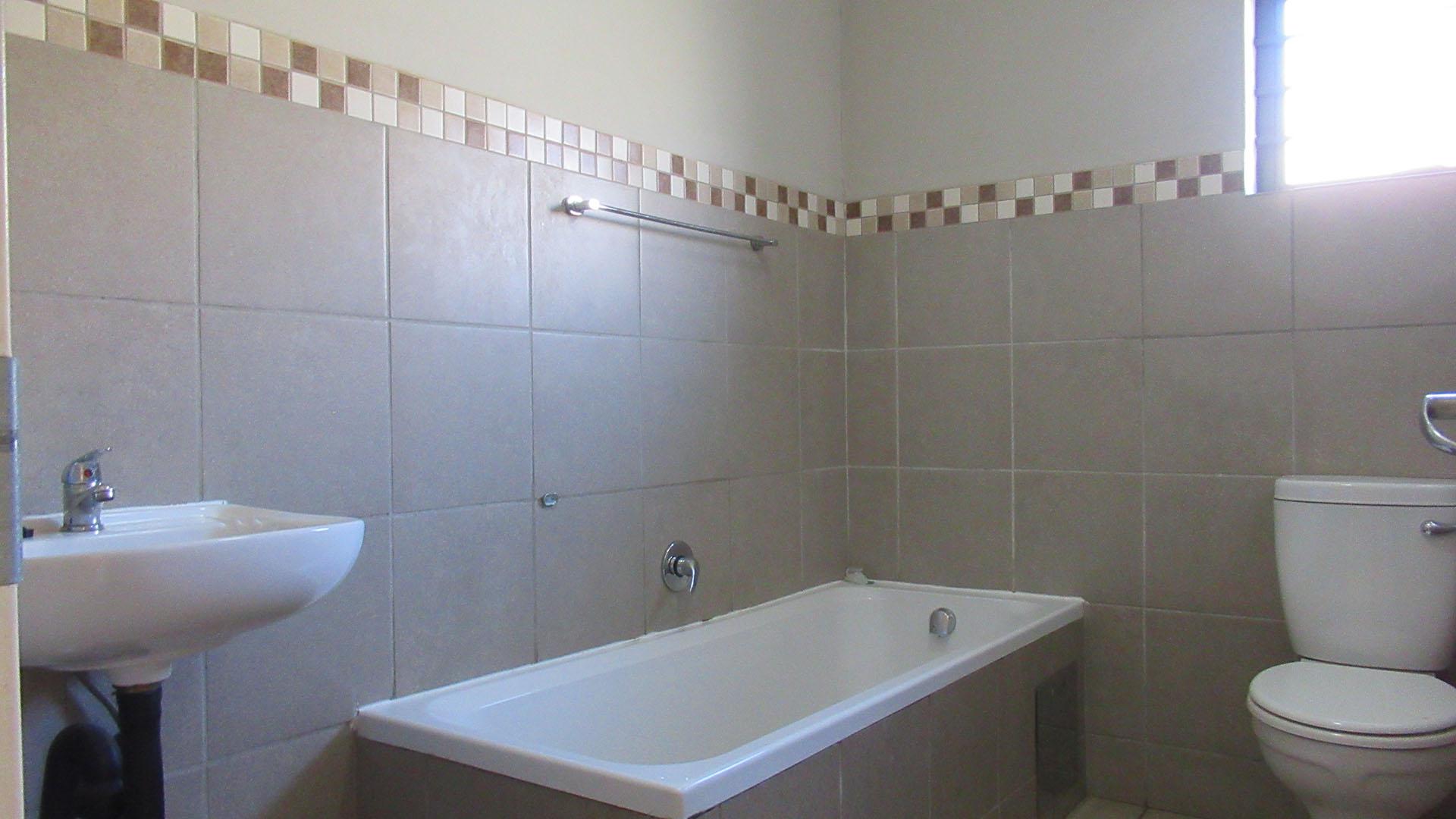 Bathroom 2 - 6 square meters of property in Protea Glen