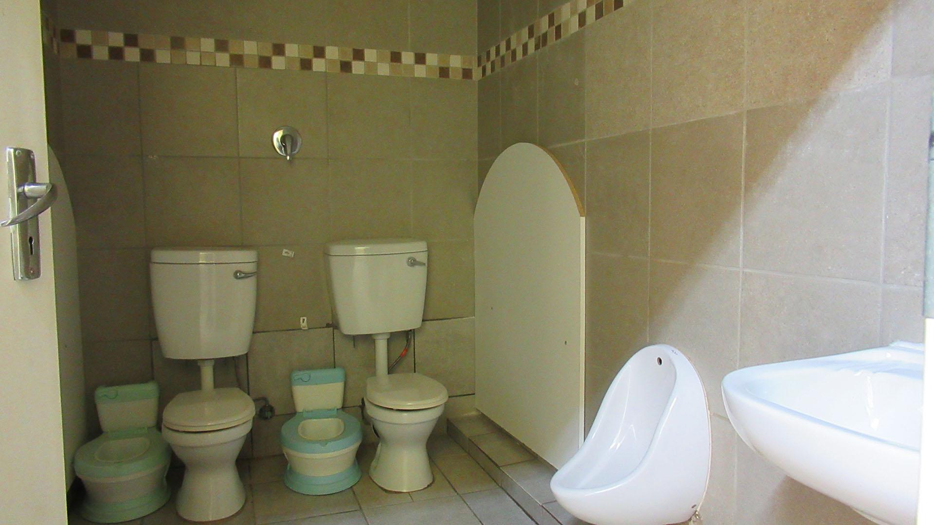 Bathroom 3+ - 5 square meters of property in Protea Glen
