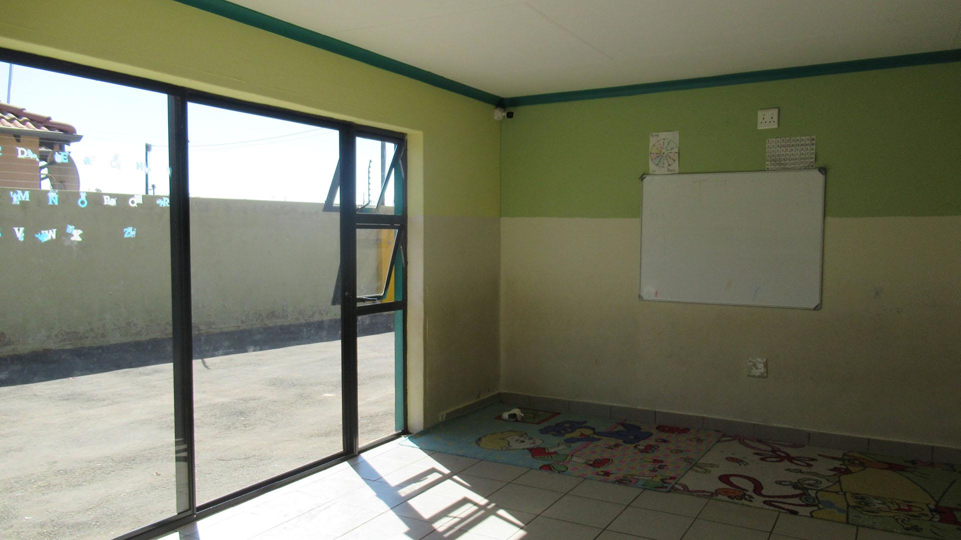 Bed Room 1 - 27 square meters of property in Protea Glen