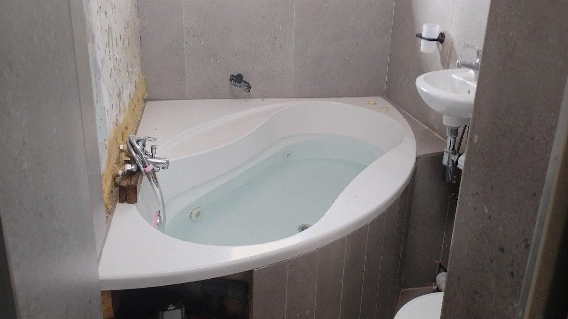 Bathroom 1 of property in Ashburton