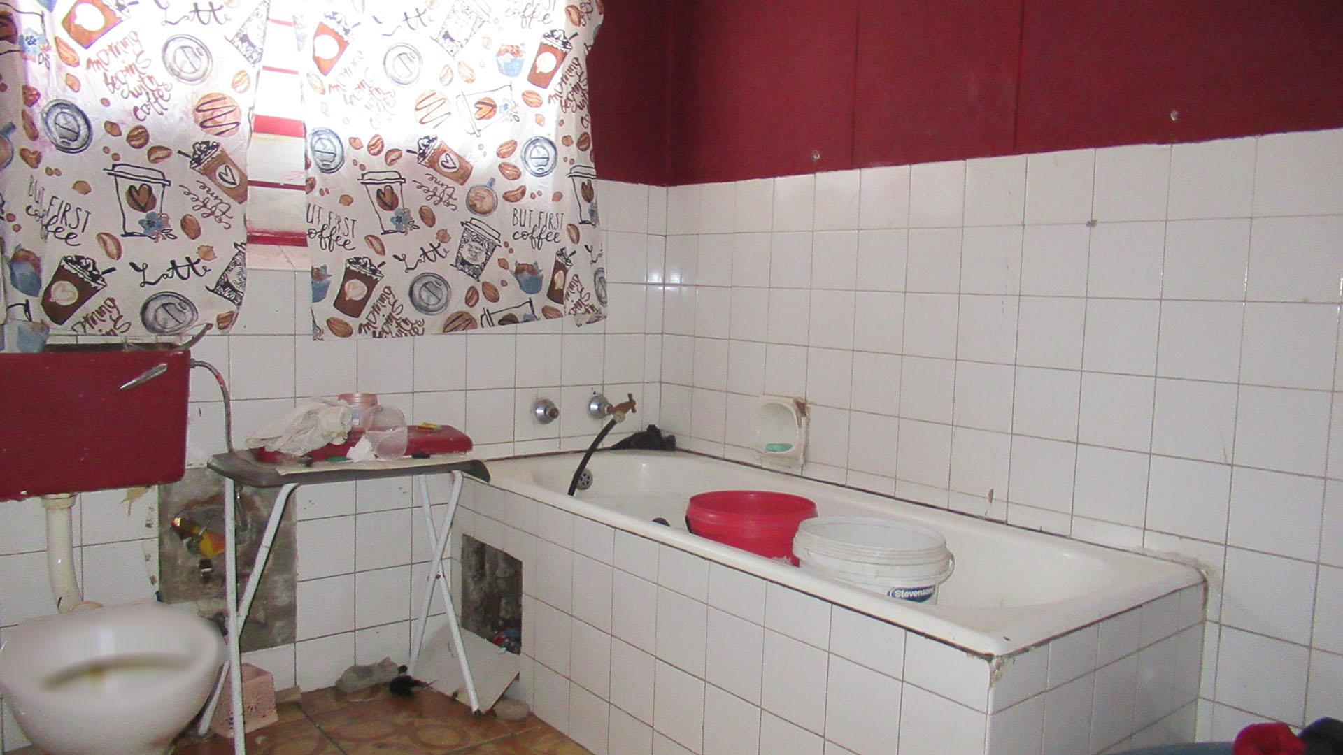 Bathroom 1 - 7 square meters of property in Windsor East