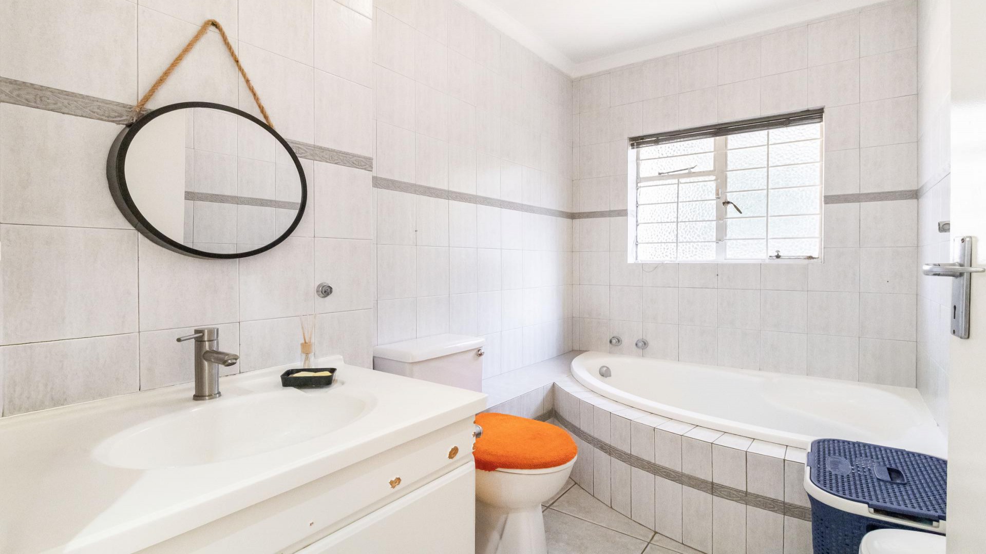 Bathroom 2 of property in Olivedale