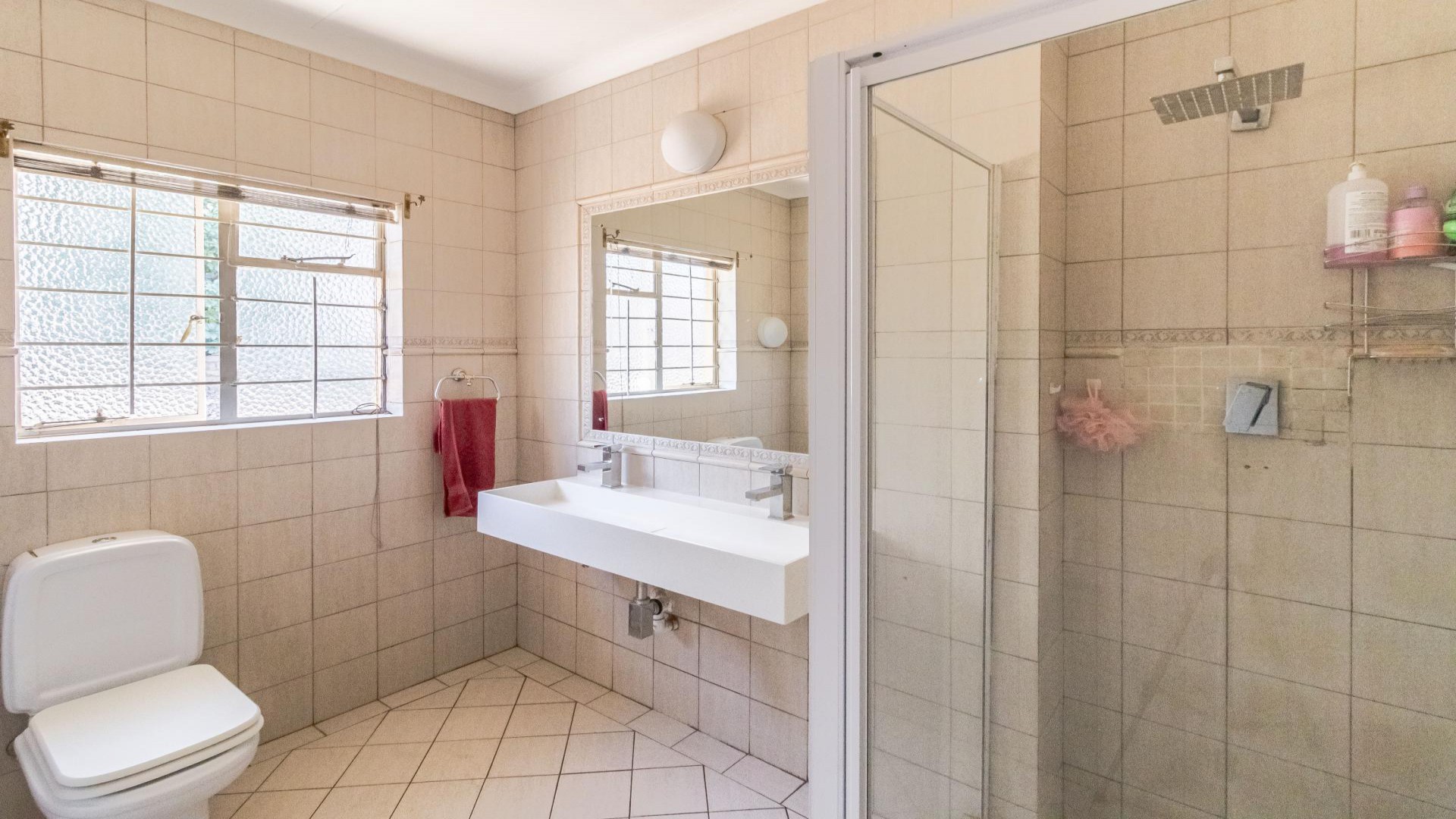Bathroom 1 of property in Olivedale