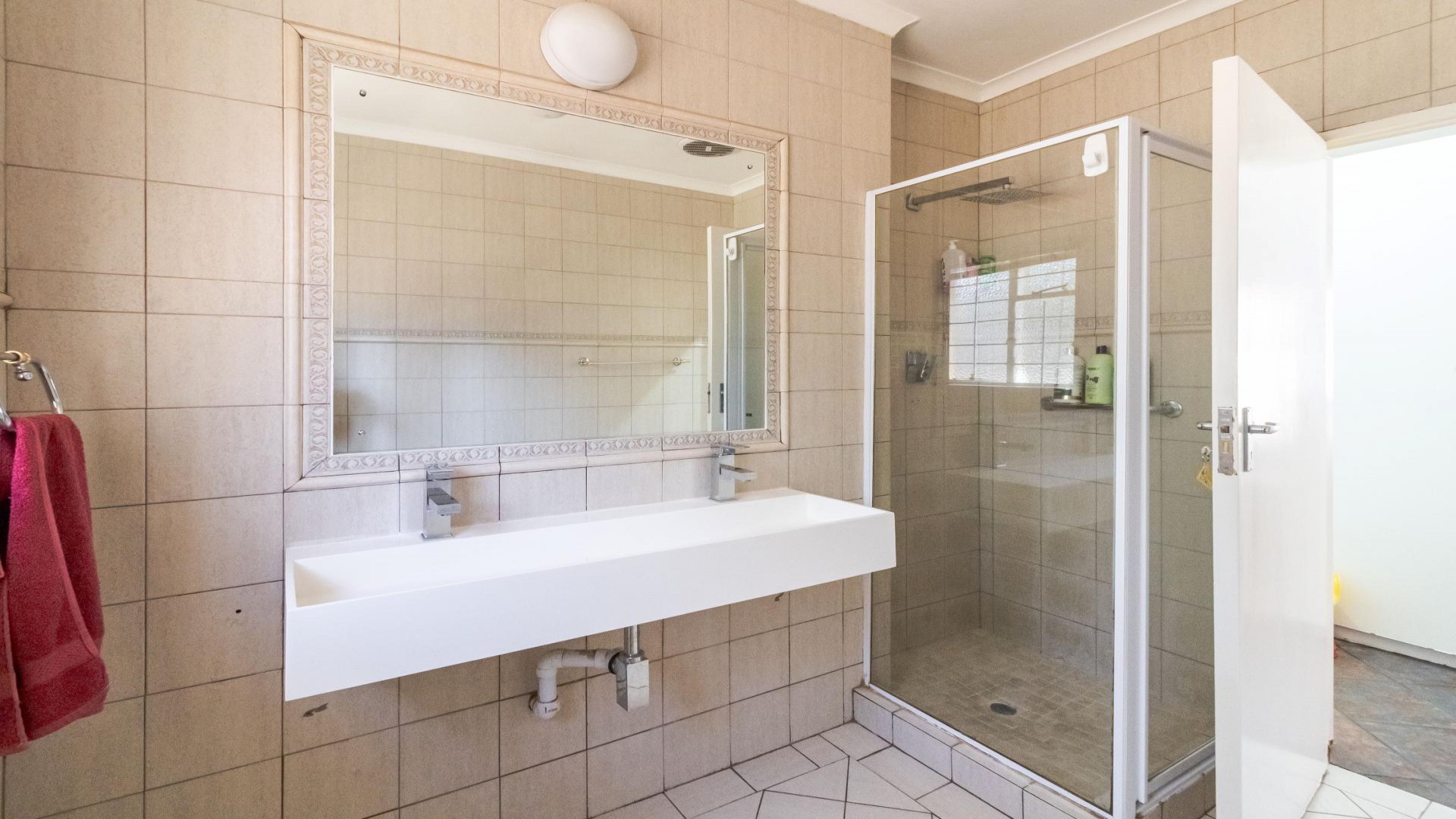 Bathroom 1 of property in Olivedale