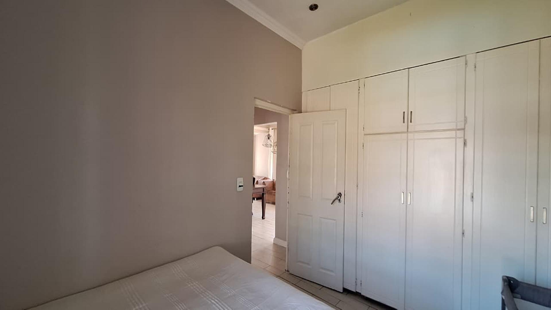 Bed Room 1 - 13 square meters of property in Florida