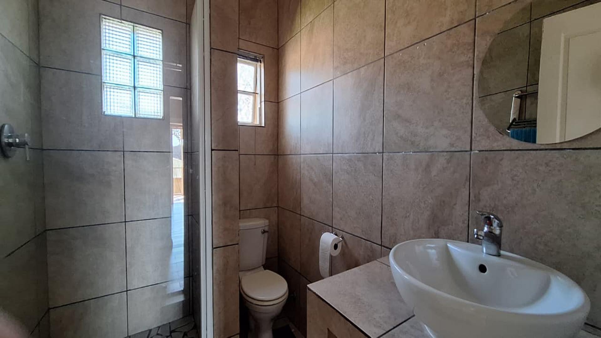 Bathroom 1 - 5 square meters of property in Florida