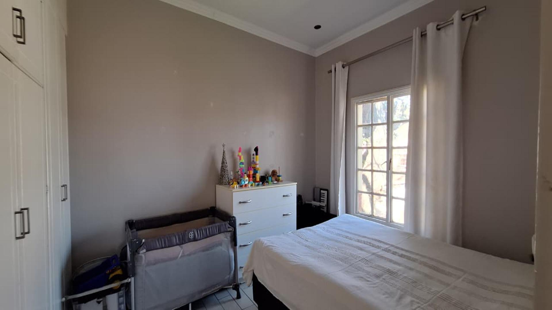 Bed Room 1 - 13 square meters of property in Florida