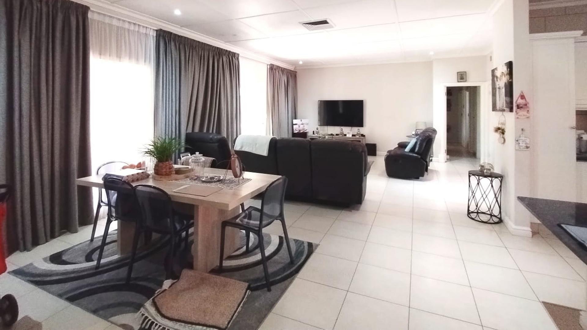 Dining Room of property in Mount Edgecombe 
