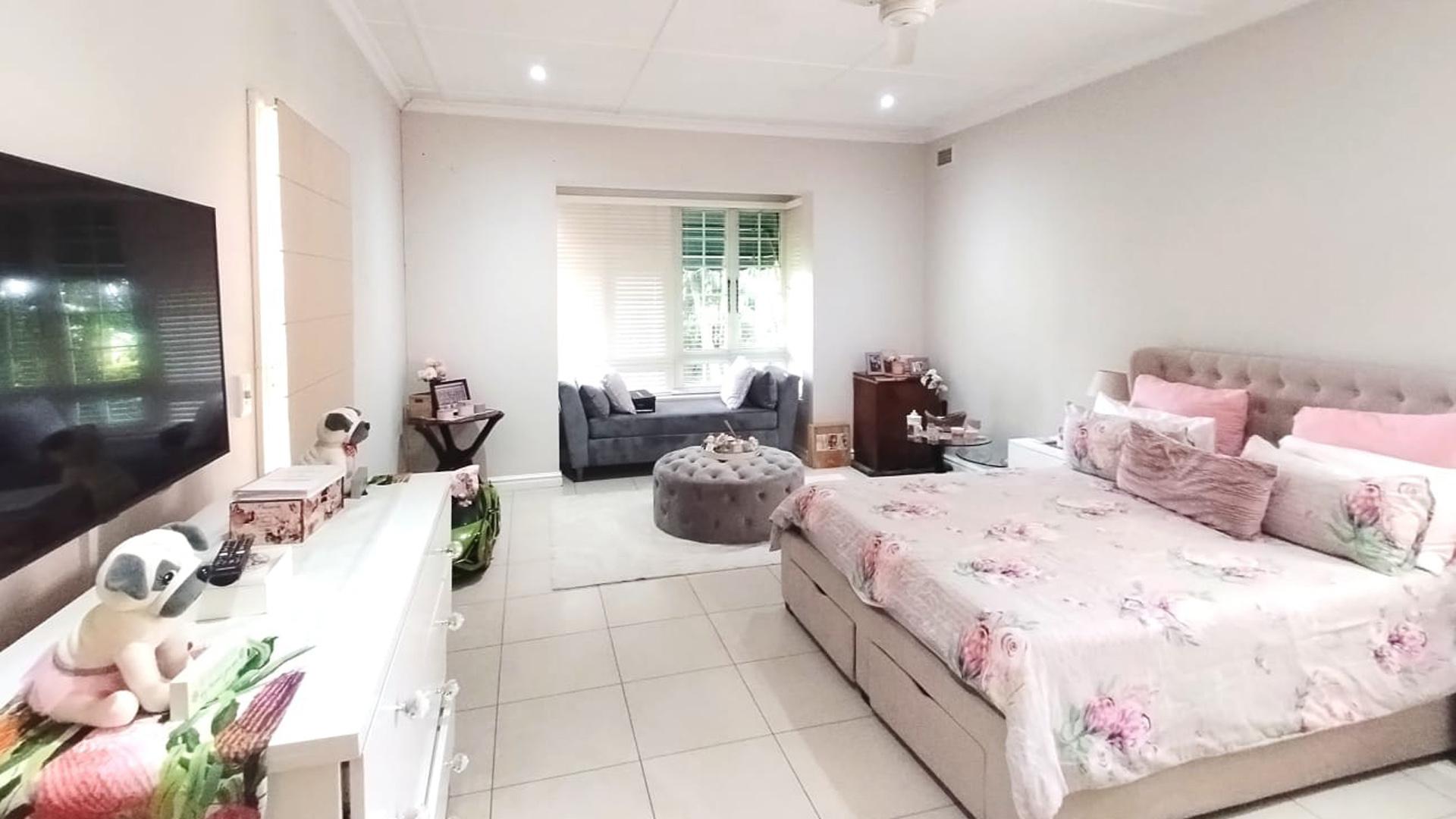 Main Bedroom of property in Mount Edgecombe 