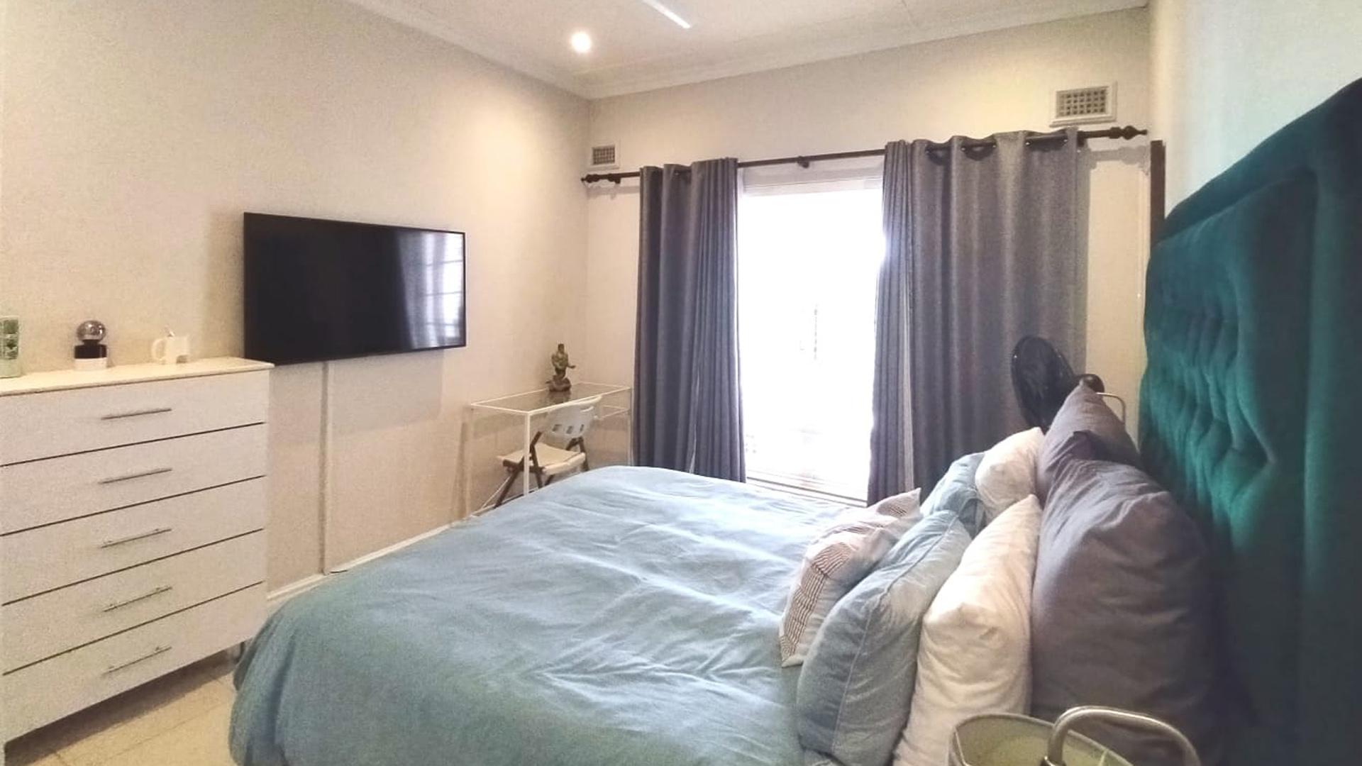 Bed Room 1 of property in Mount Edgecombe 