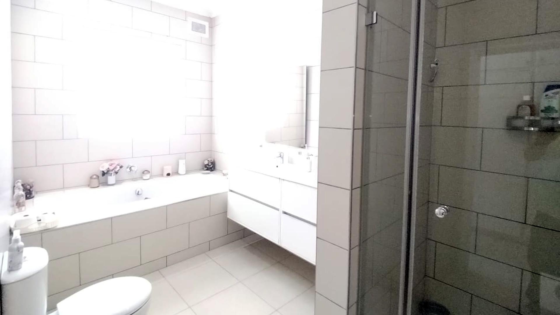 Main Bathroom of property in Mount Edgecombe 