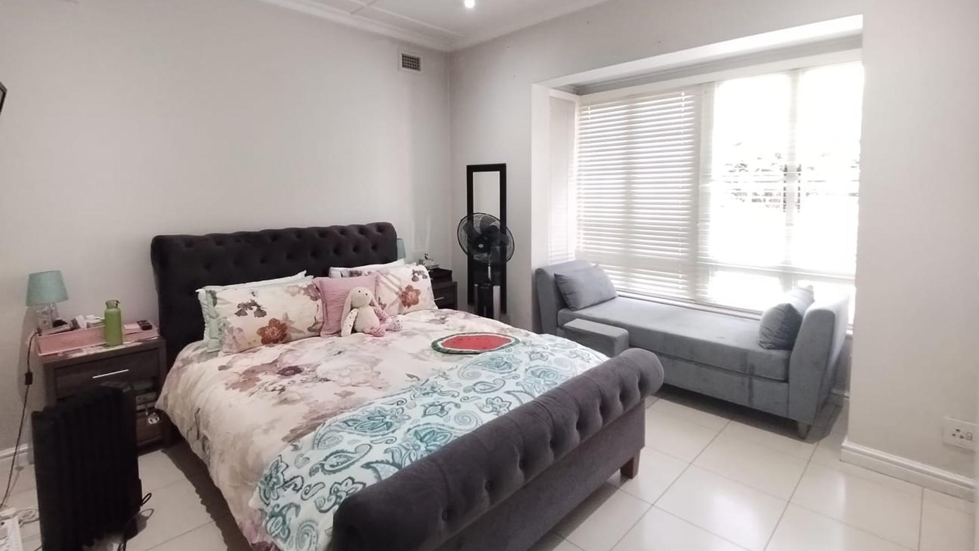 Bed Room 2 of property in Mount Edgecombe 