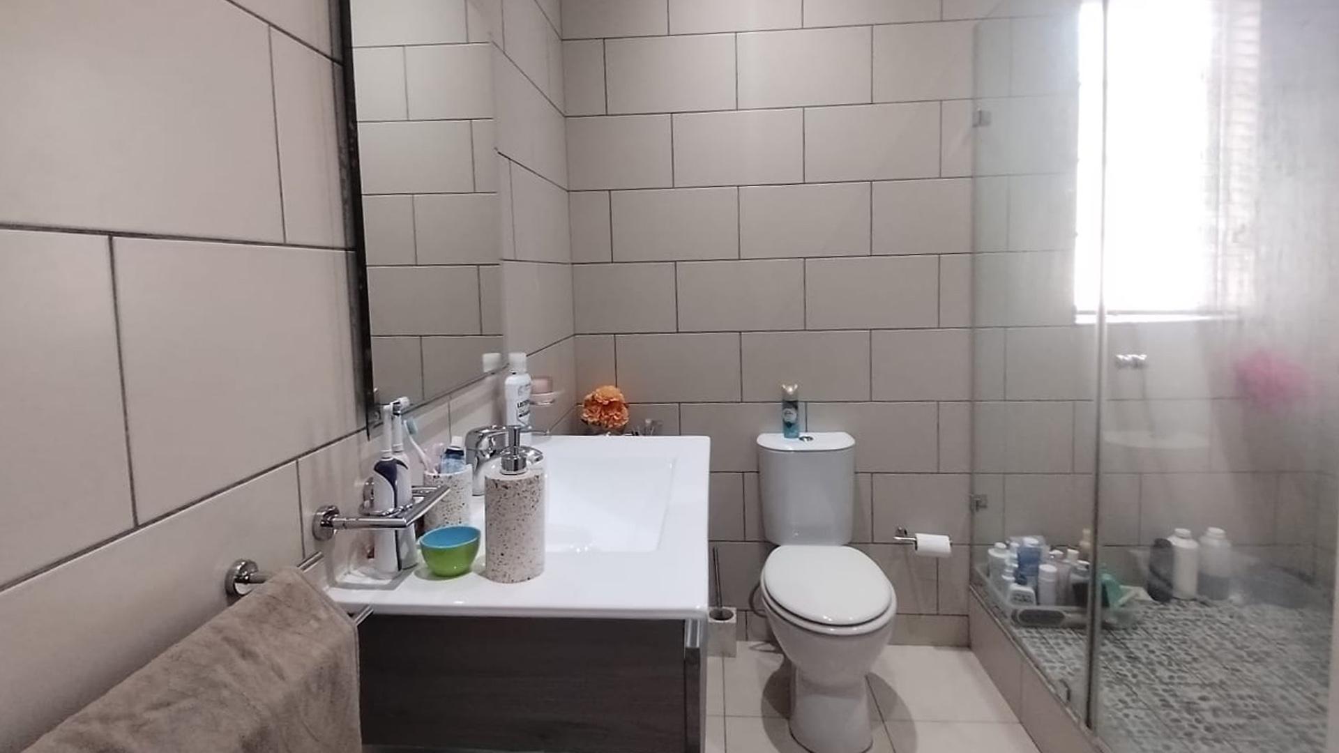 Bathroom 1 of property in Mount Edgecombe 