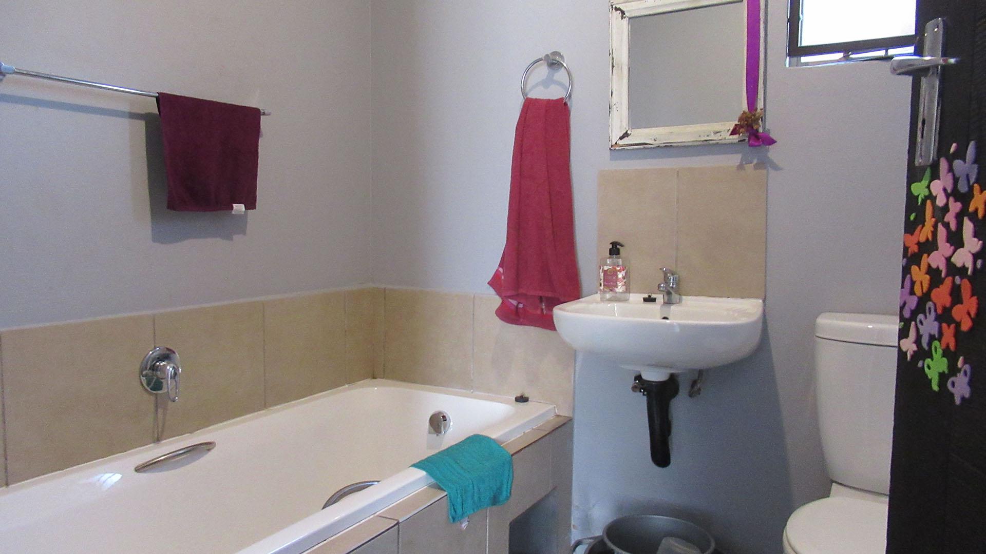 Bathroom 1 - 4 square meters of property in Watervalspruit (Vaal)