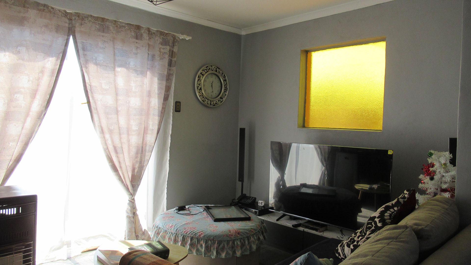 Lounges - 13 square meters of property in Watervalspruit (Vaal)