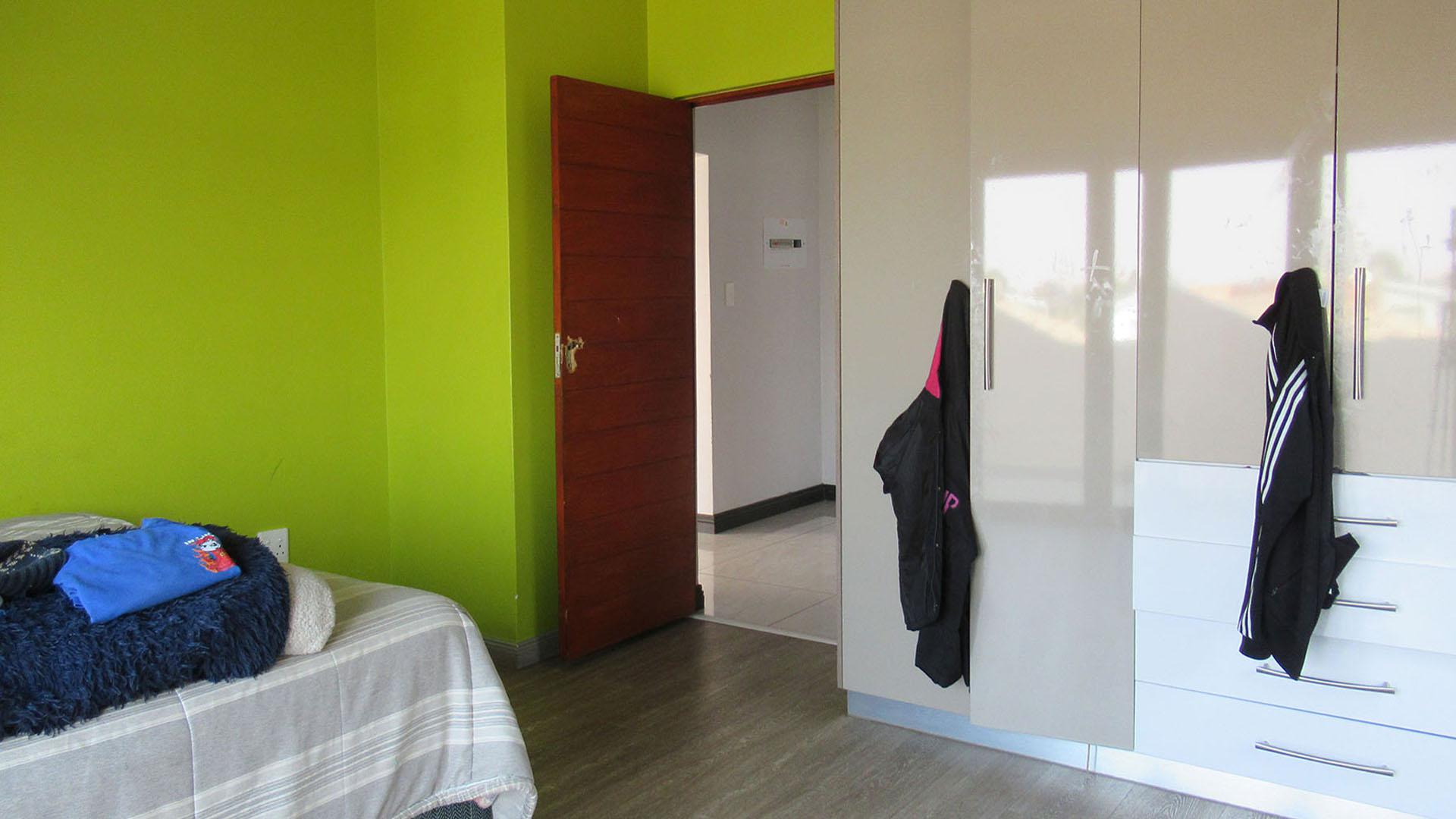 Bed Room 2 - 22 square meters of property in Helderwyk Estate
