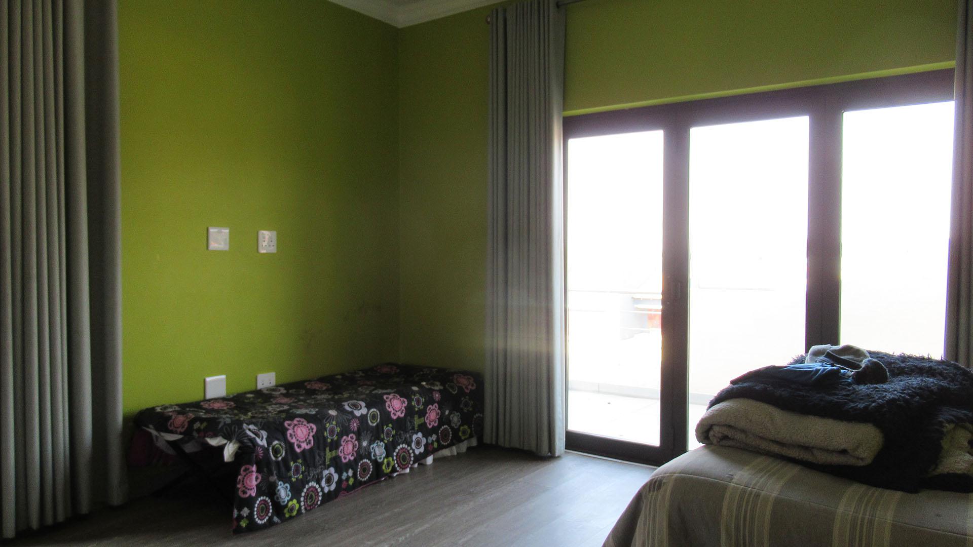 Bed Room 2 - 22 square meters of property in Helderwyk Estate