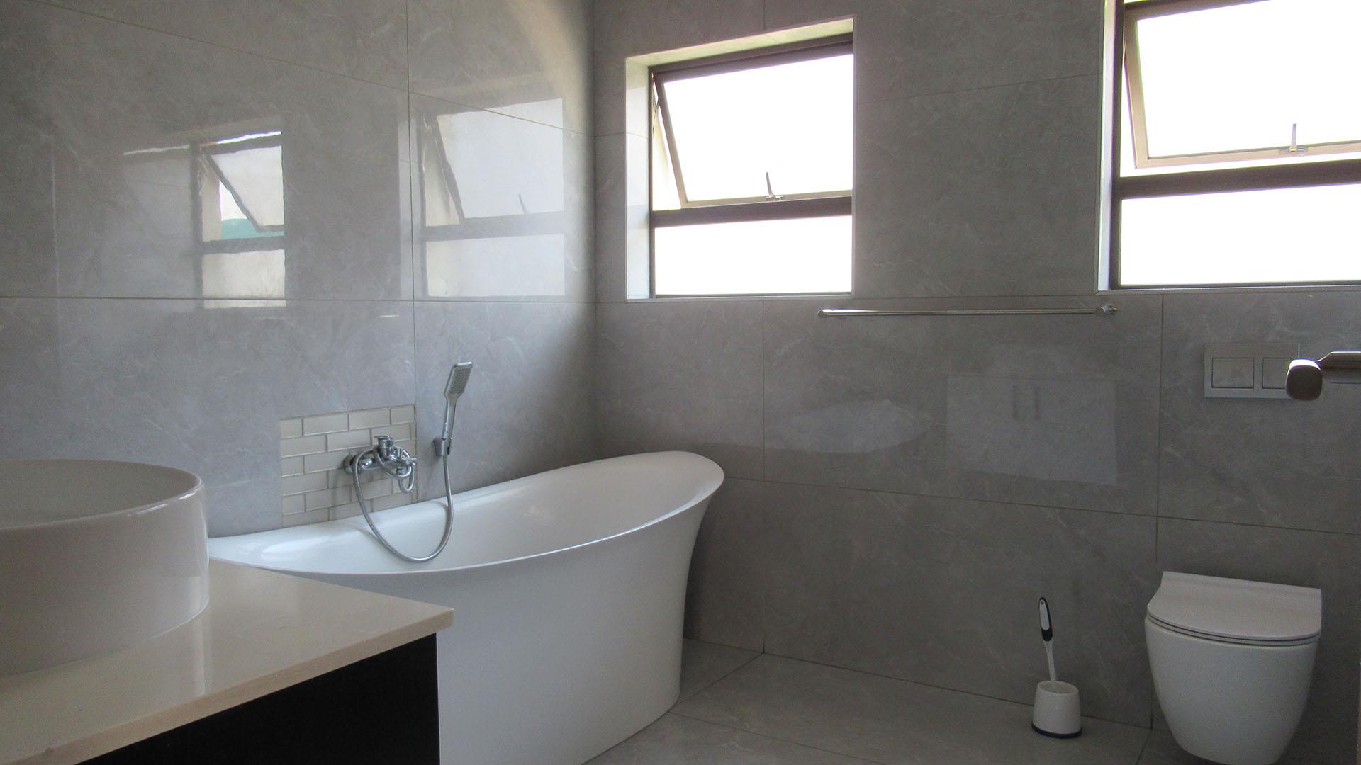 Bathroom 2 - 10 square meters of property in Helderwyk Estate
