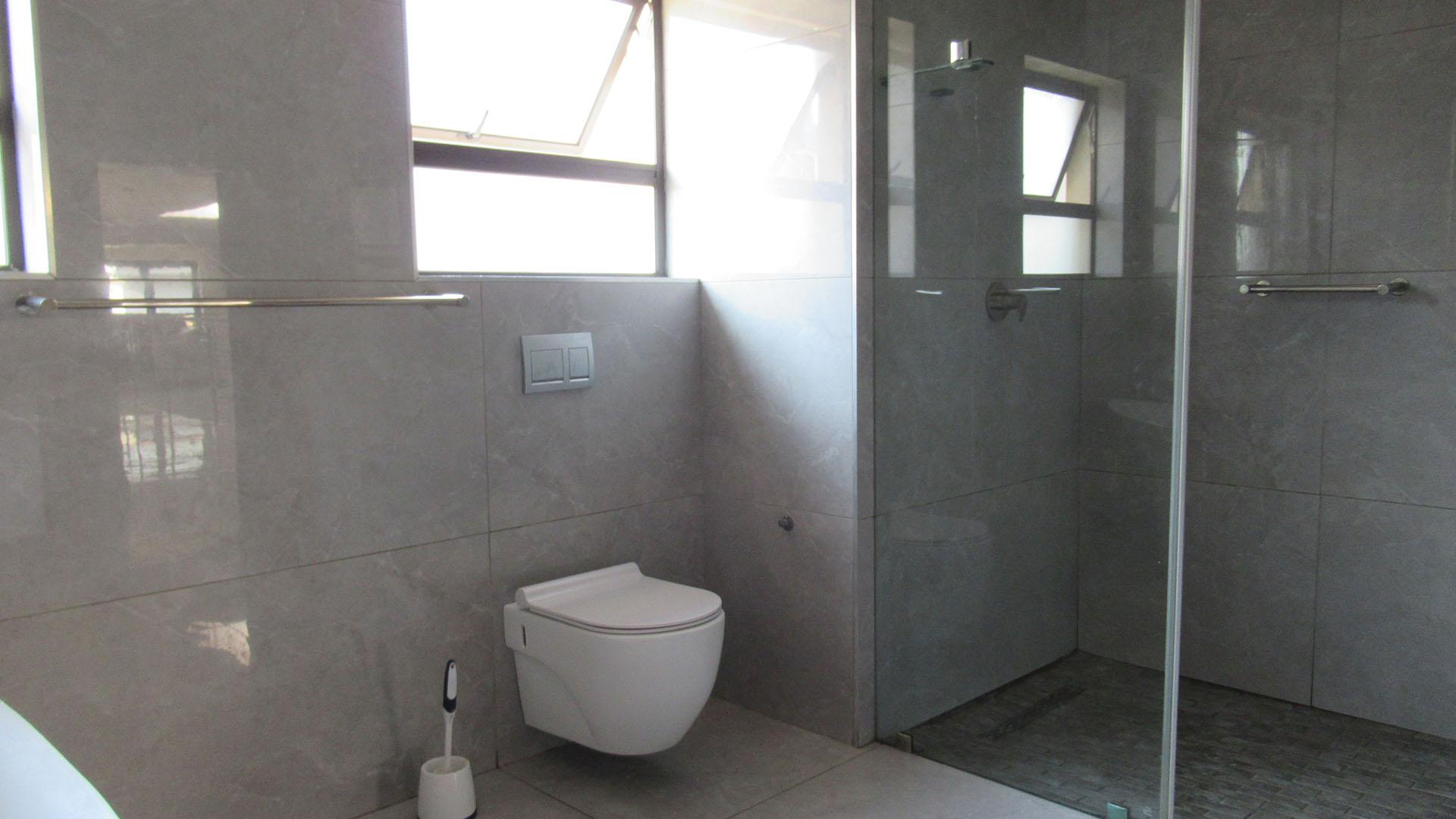 Bathroom 2 - 10 square meters of property in Helderwyk Estate