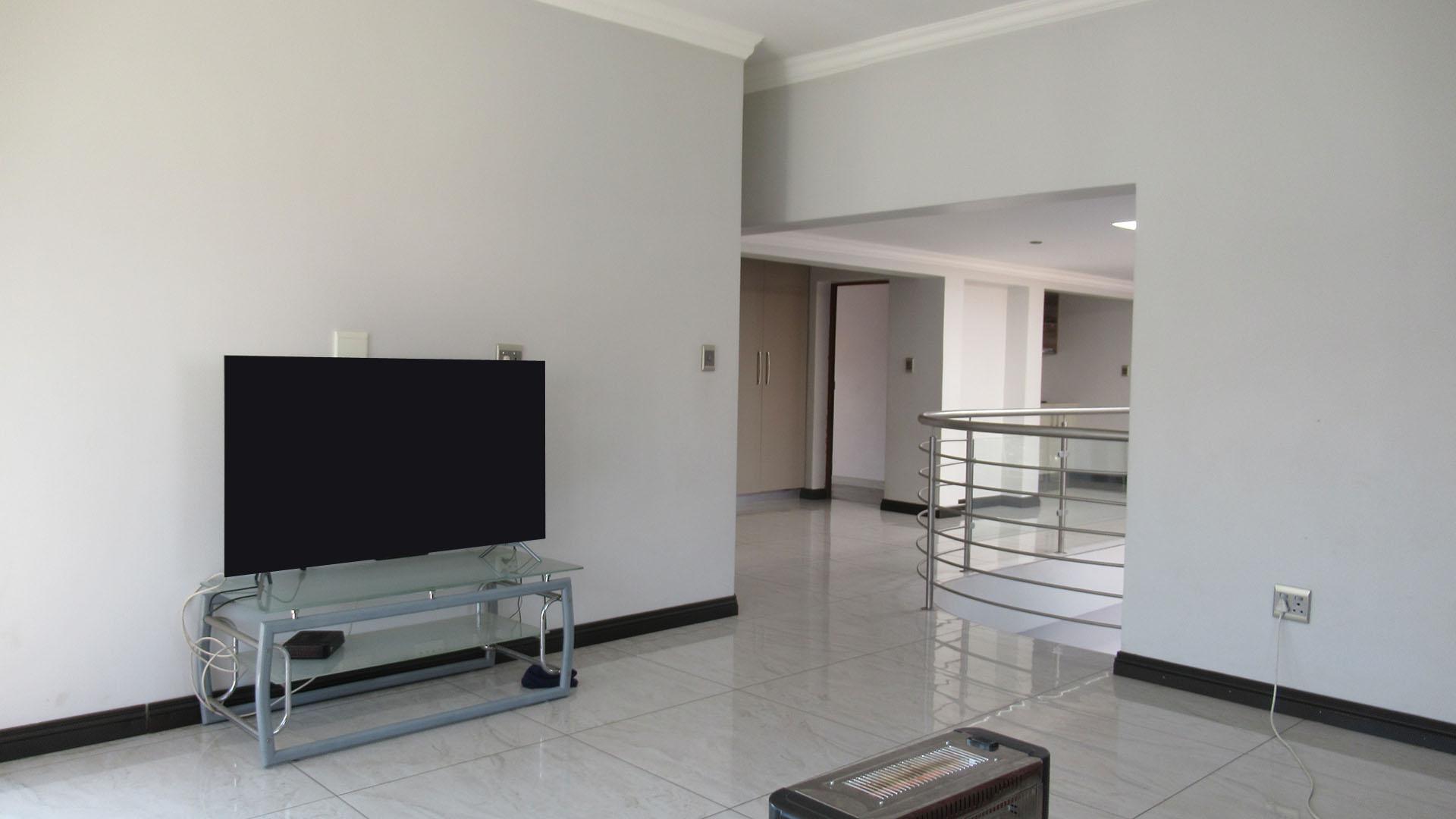 Lounges - 73 square meters of property in Helderwyk Estate