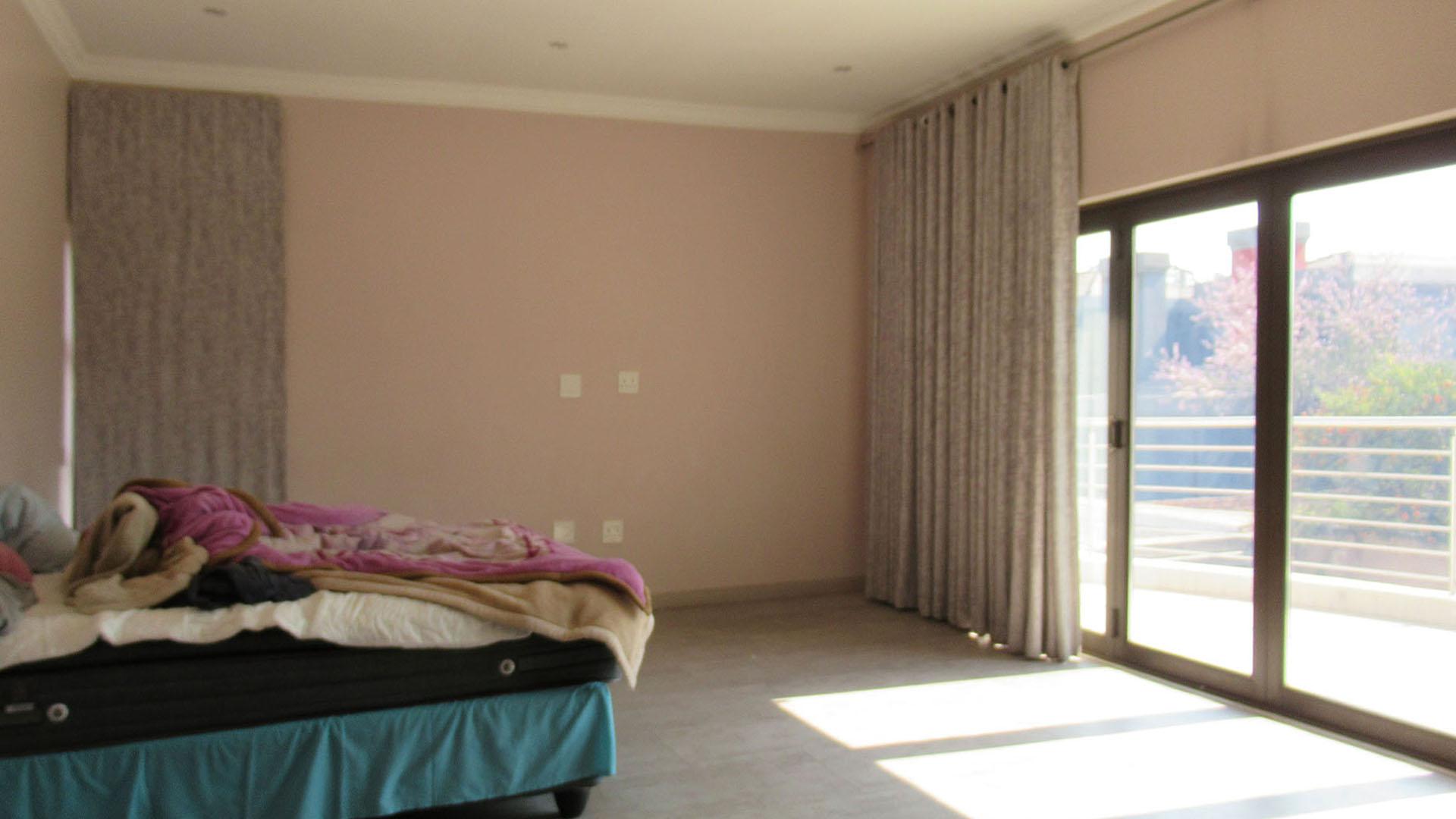 Main Bedroom - 46 square meters of property in Helderwyk Estate
