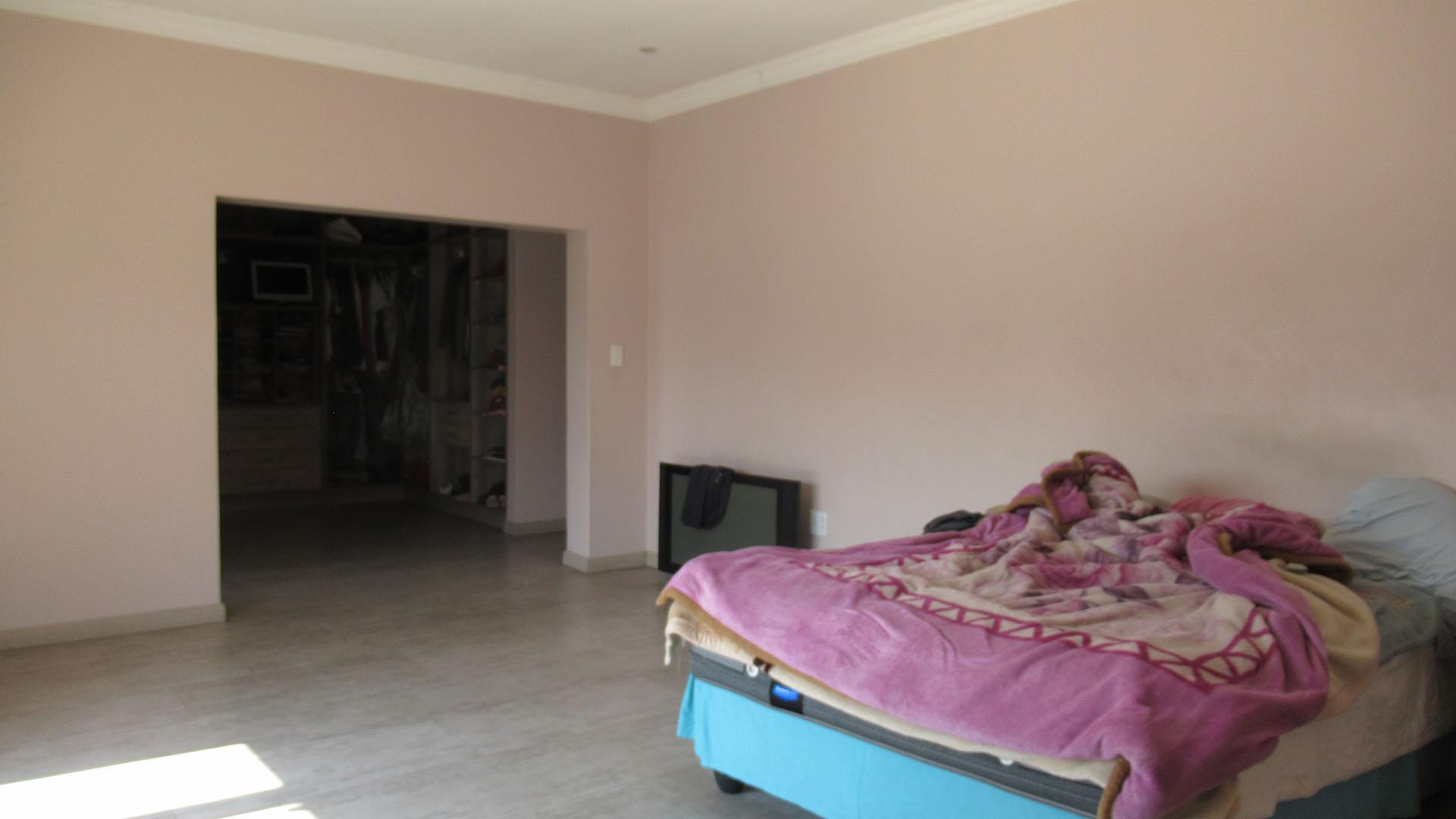Main Bedroom - 46 square meters of property in Helderwyk Estate