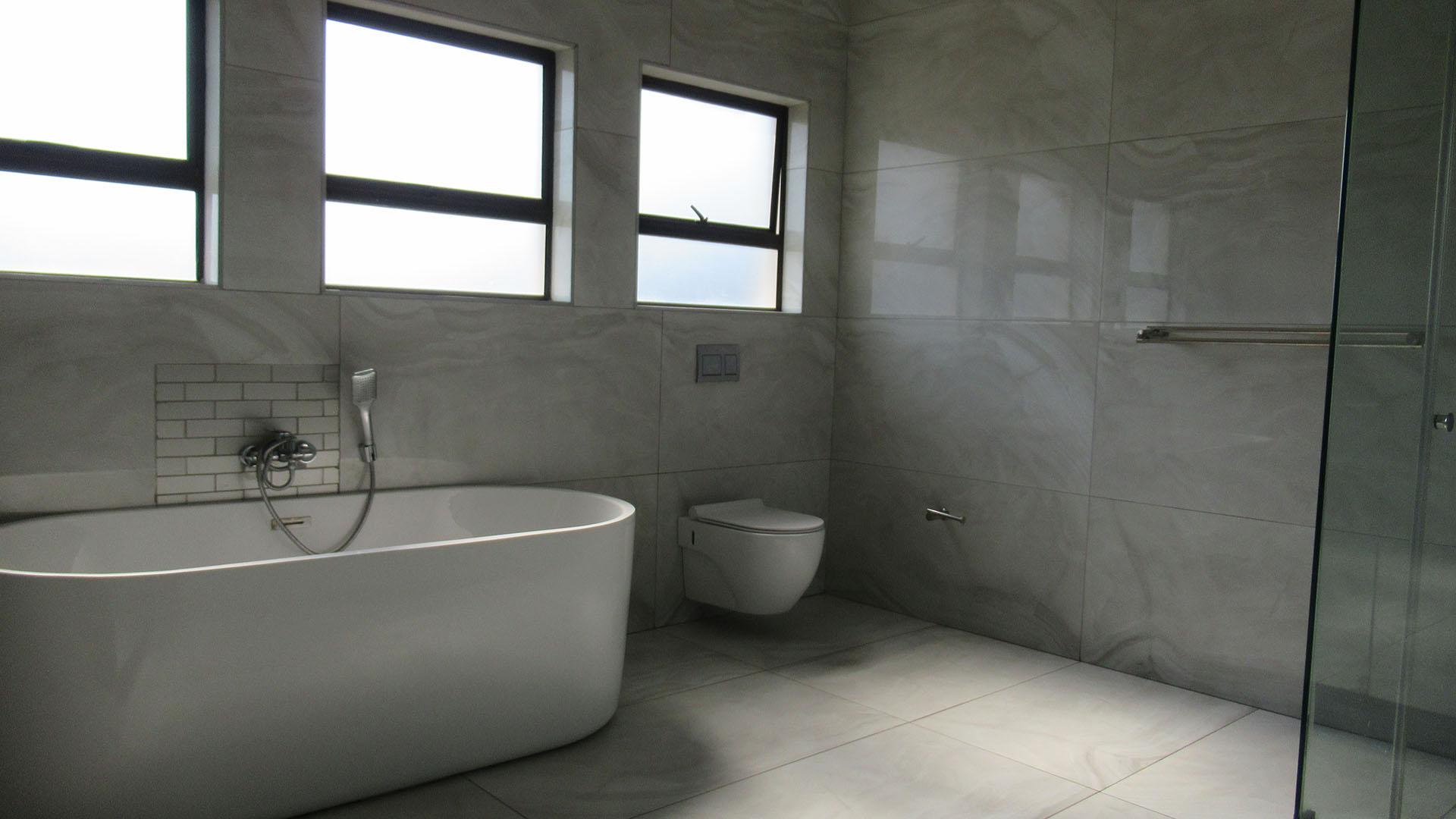 Main Bathroom - 16 square meters of property in Helderwyk Estate