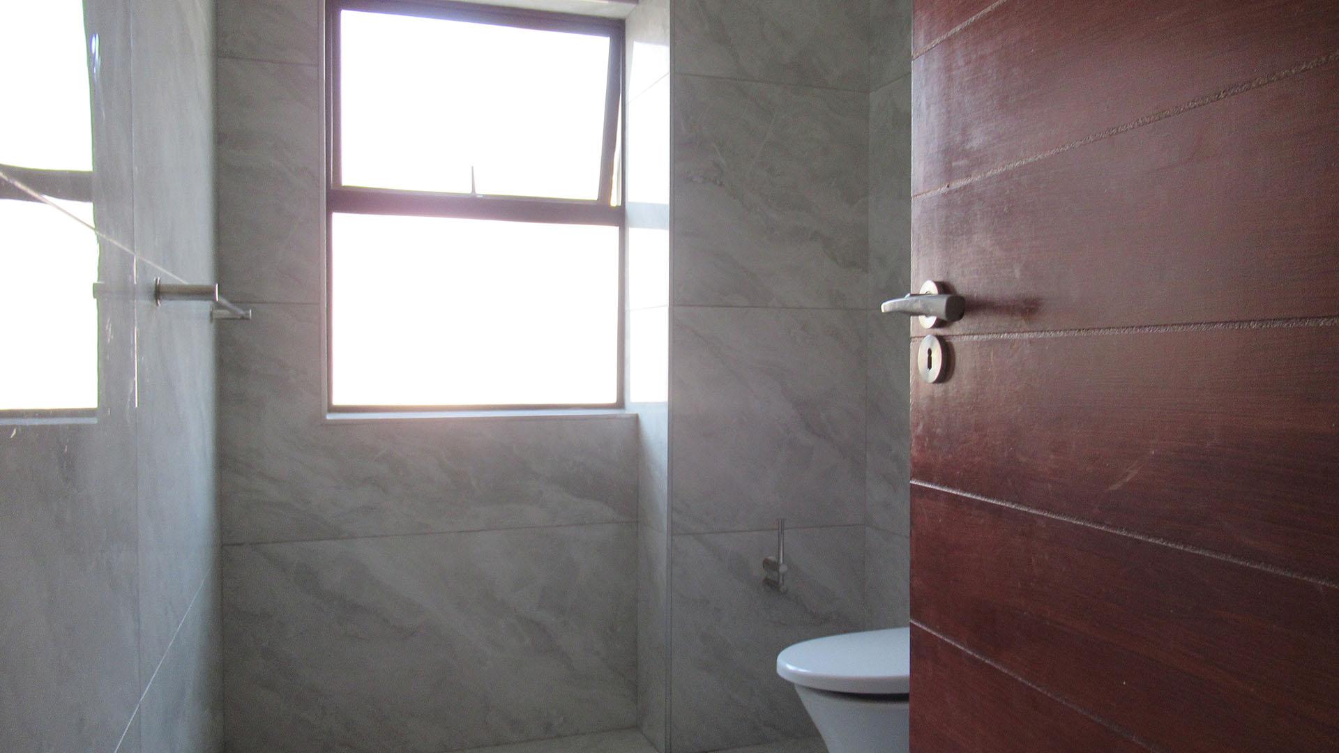 Guest Toilet - 6 square meters of property in Helderwyk Estate