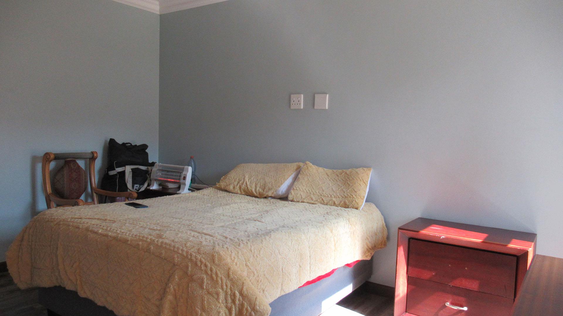 Bed Room 1 - 28 square meters of property in Helderwyk Estate