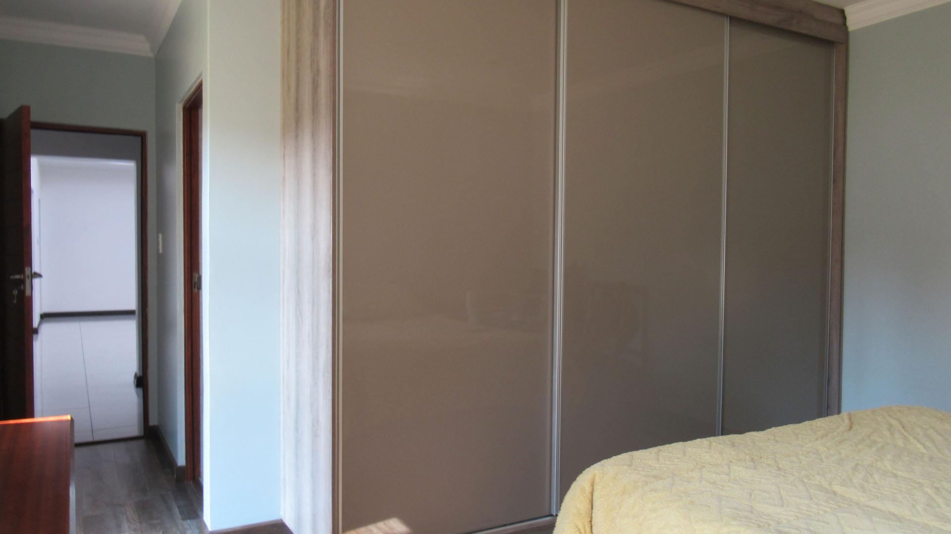 Bed Room 1 - 28 square meters of property in Helderwyk Estate