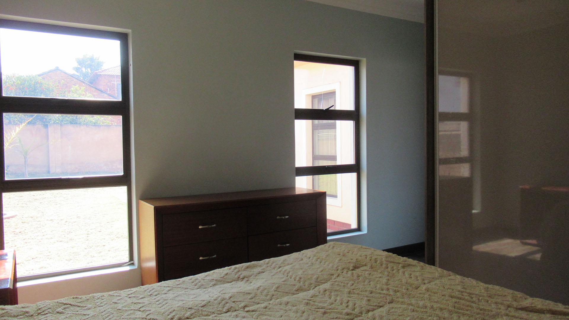 Bed Room 1 - 28 square meters of property in Helderwyk Estate