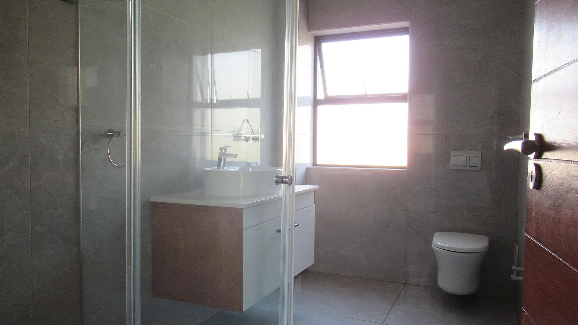 Bathroom 1 - 8 square meters of property in Helderwyk Estate