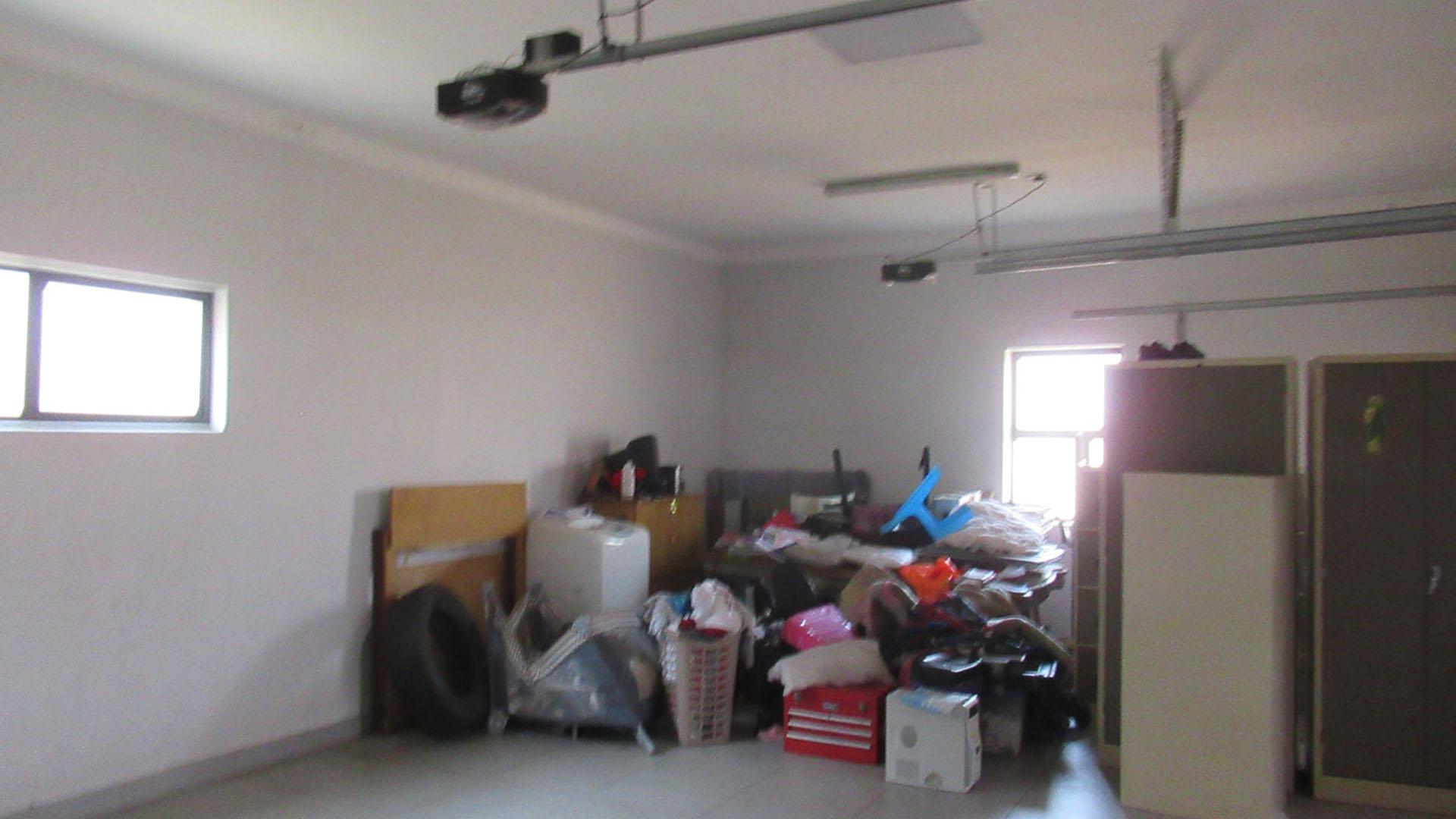 Garage - 70 square meters of property in Helderwyk Estate