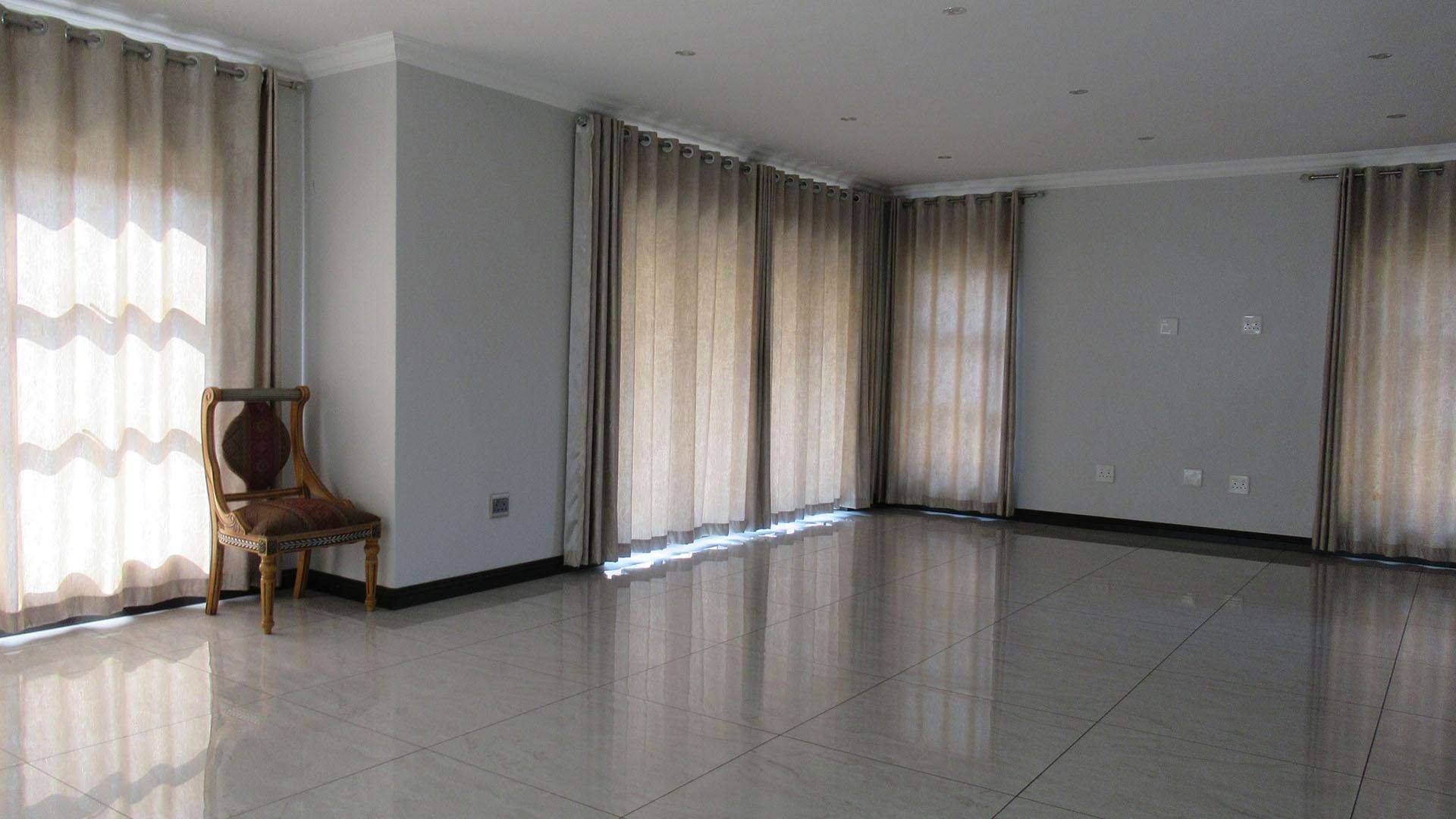Dining Room - 59 square meters of property in Helderwyk Estate