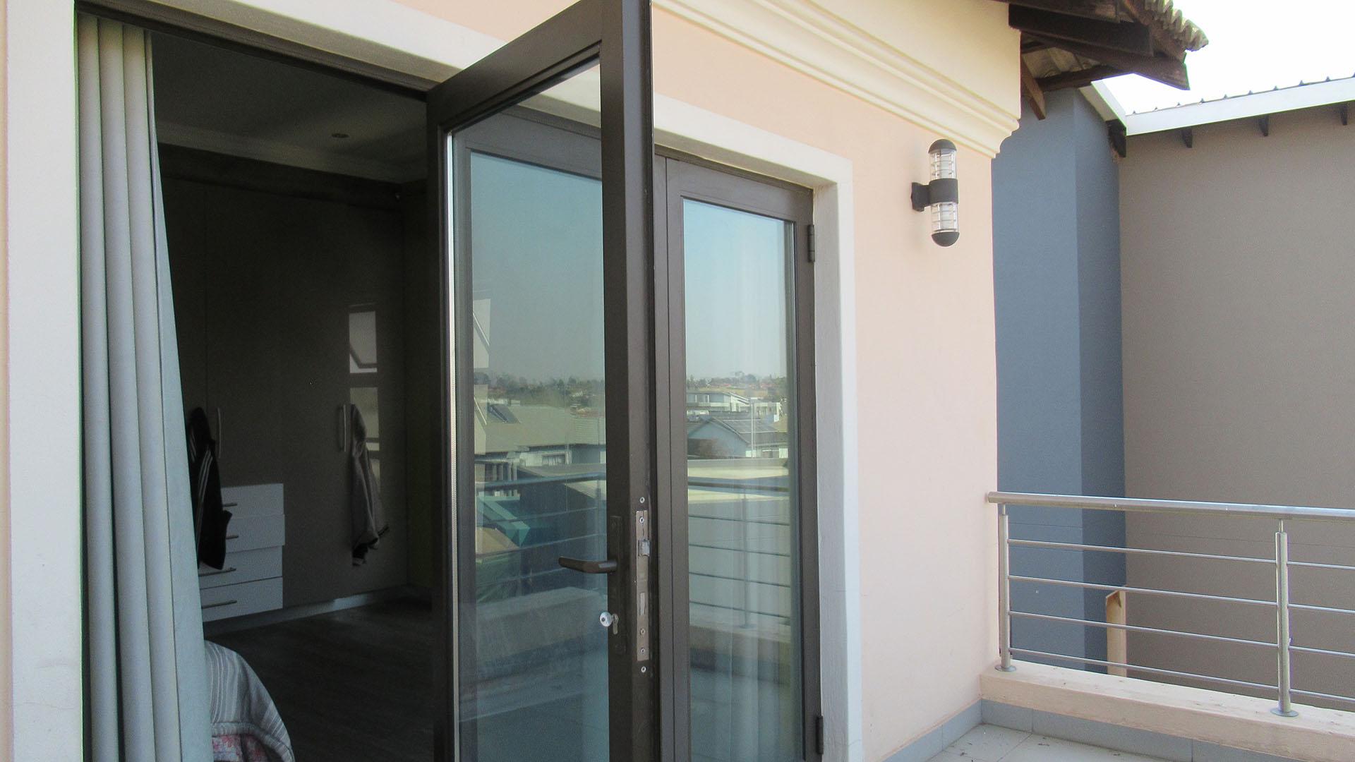 Balcony - 36 square meters of property in Helderwyk Estate