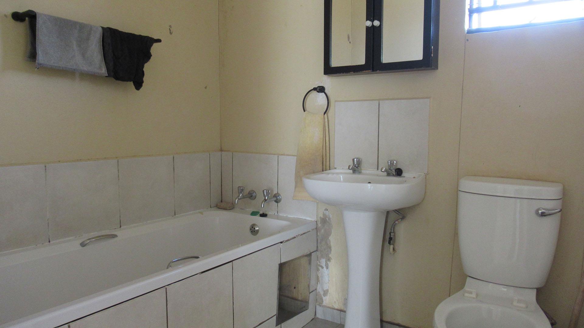 Bathroom 1 - 5 square meters of property in Lufhereng
