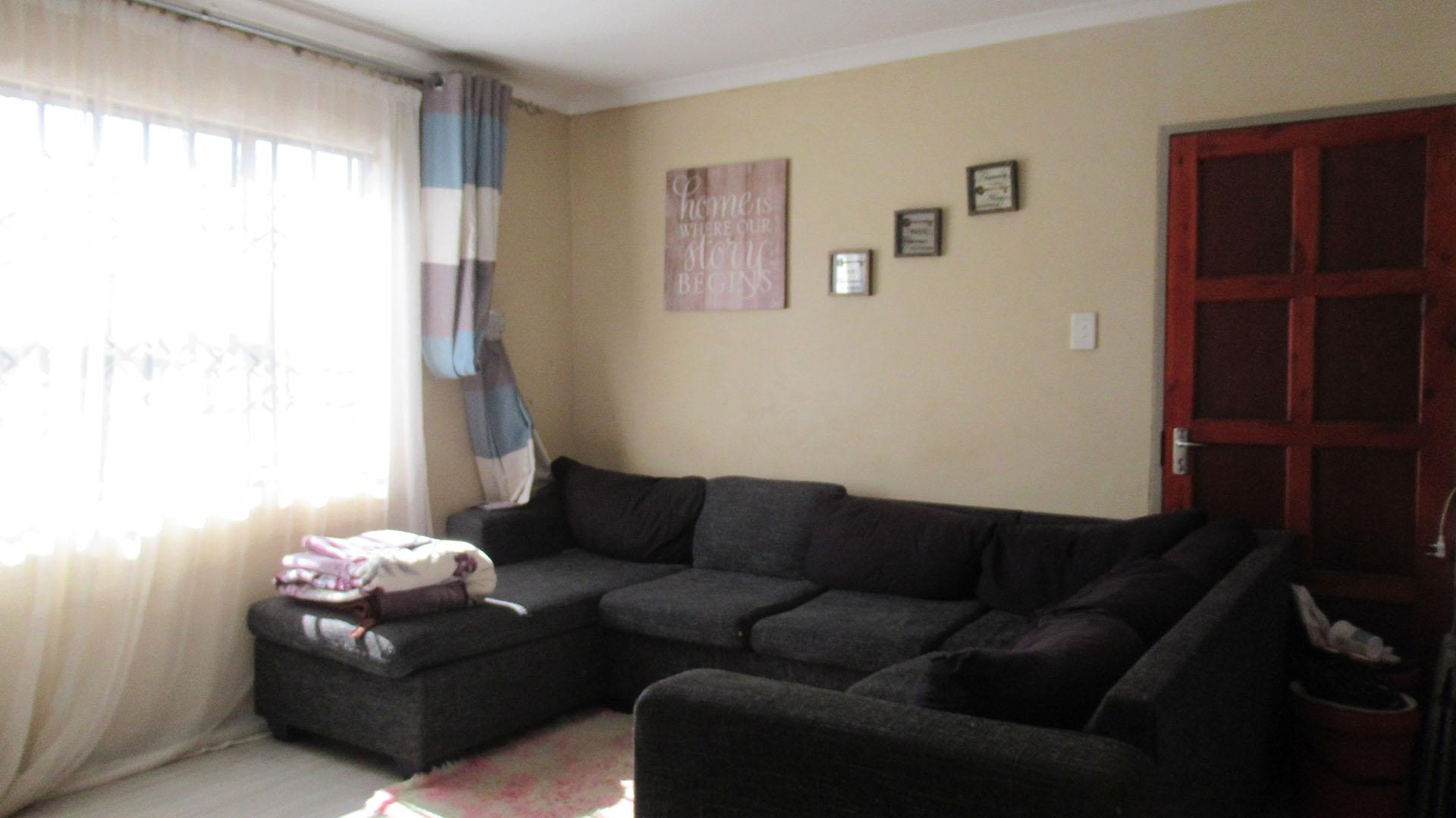 Lounges - 17 square meters of property in Lufhereng