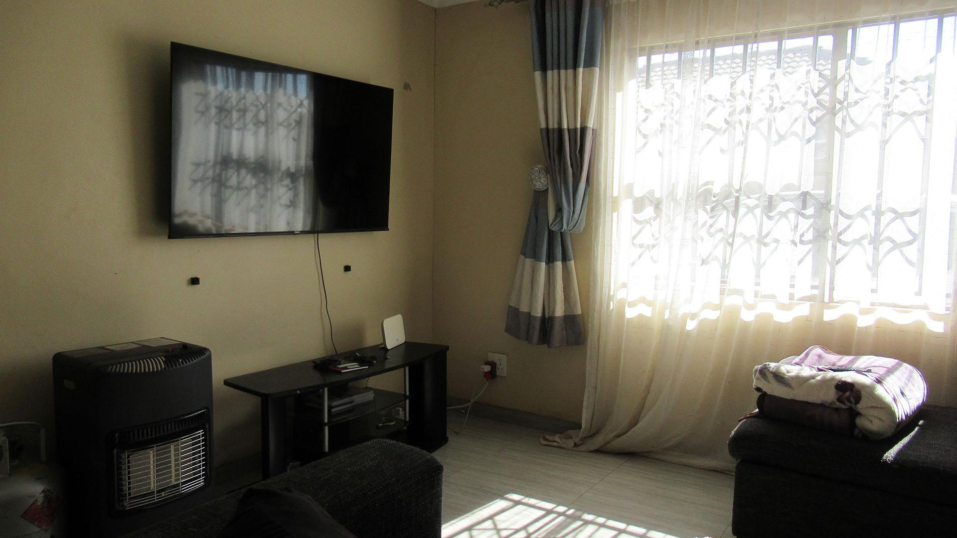 Lounges - 17 square meters of property in Lufhereng