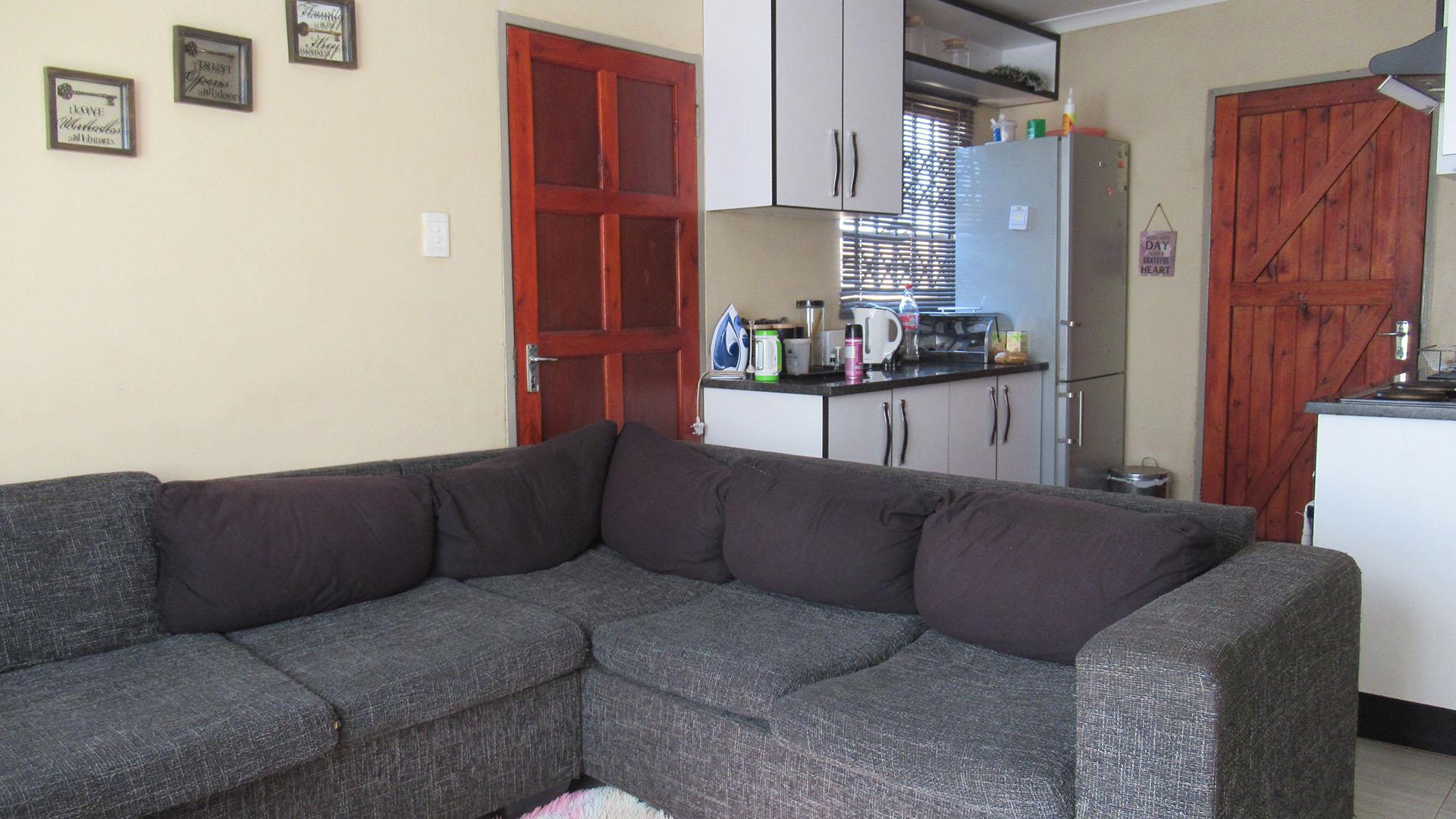 Lounges - 17 square meters of property in Lufhereng