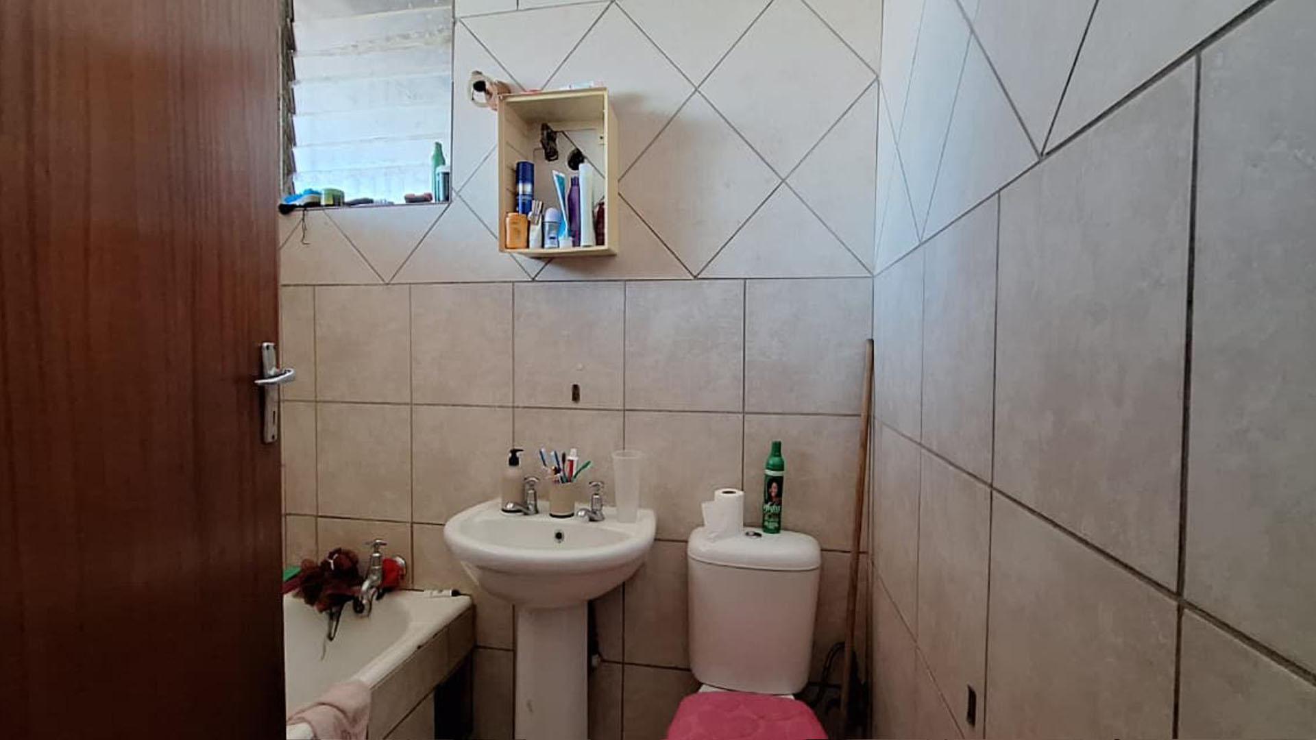 Bathroom 1 - 4 square meters of property in Kempton Park