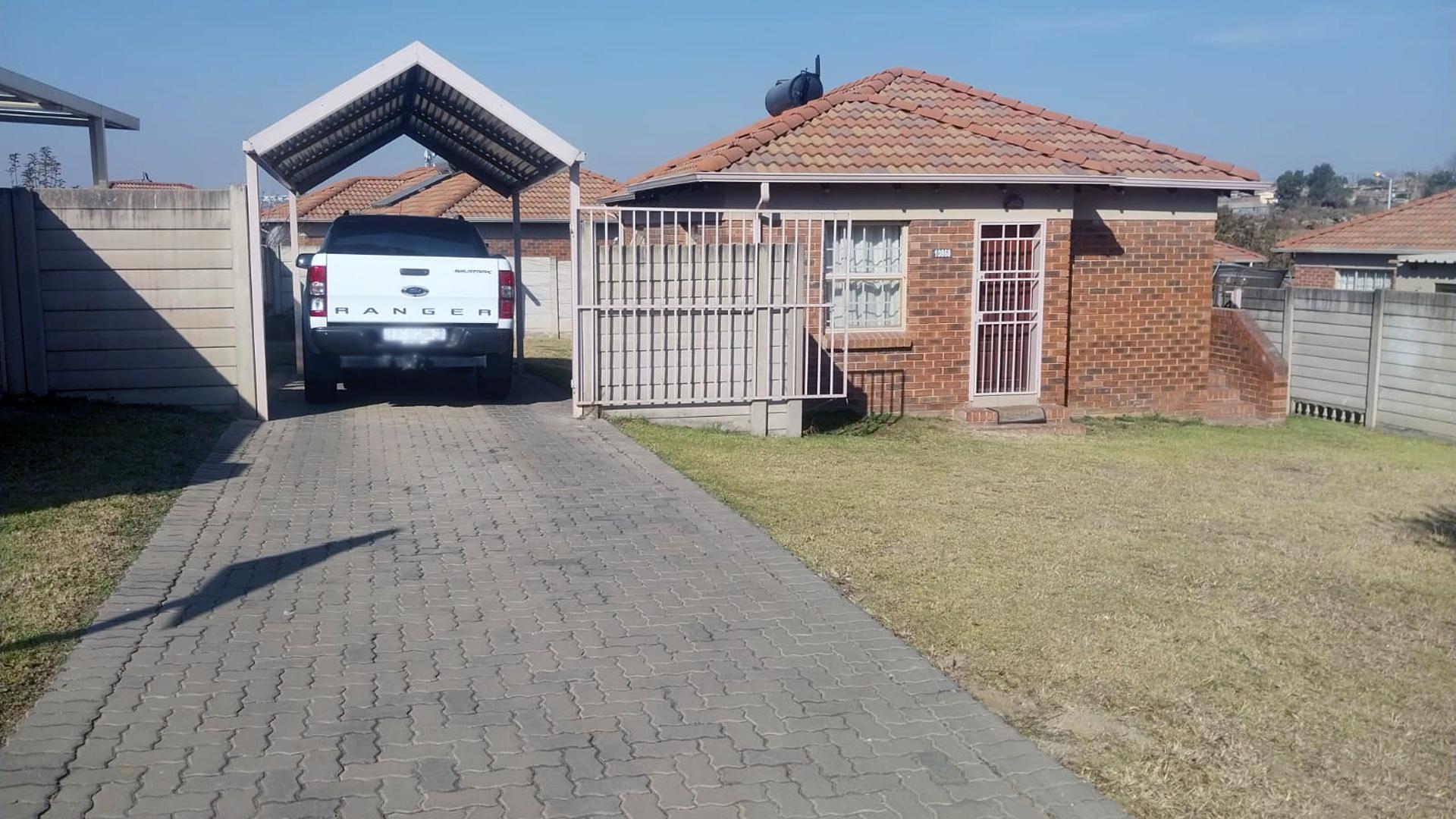 Front View of property in Olievenhoutbos