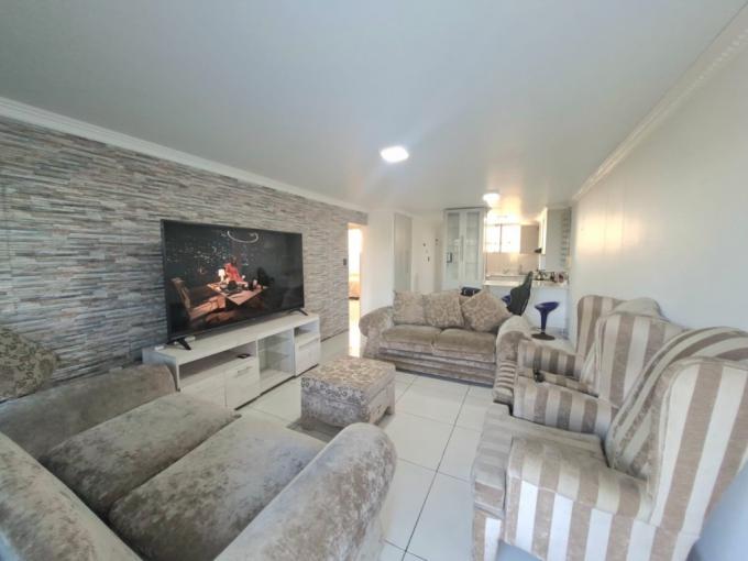 2 Bedroom Apartment for Sale For Sale in Amanzimtoti  - MR718382