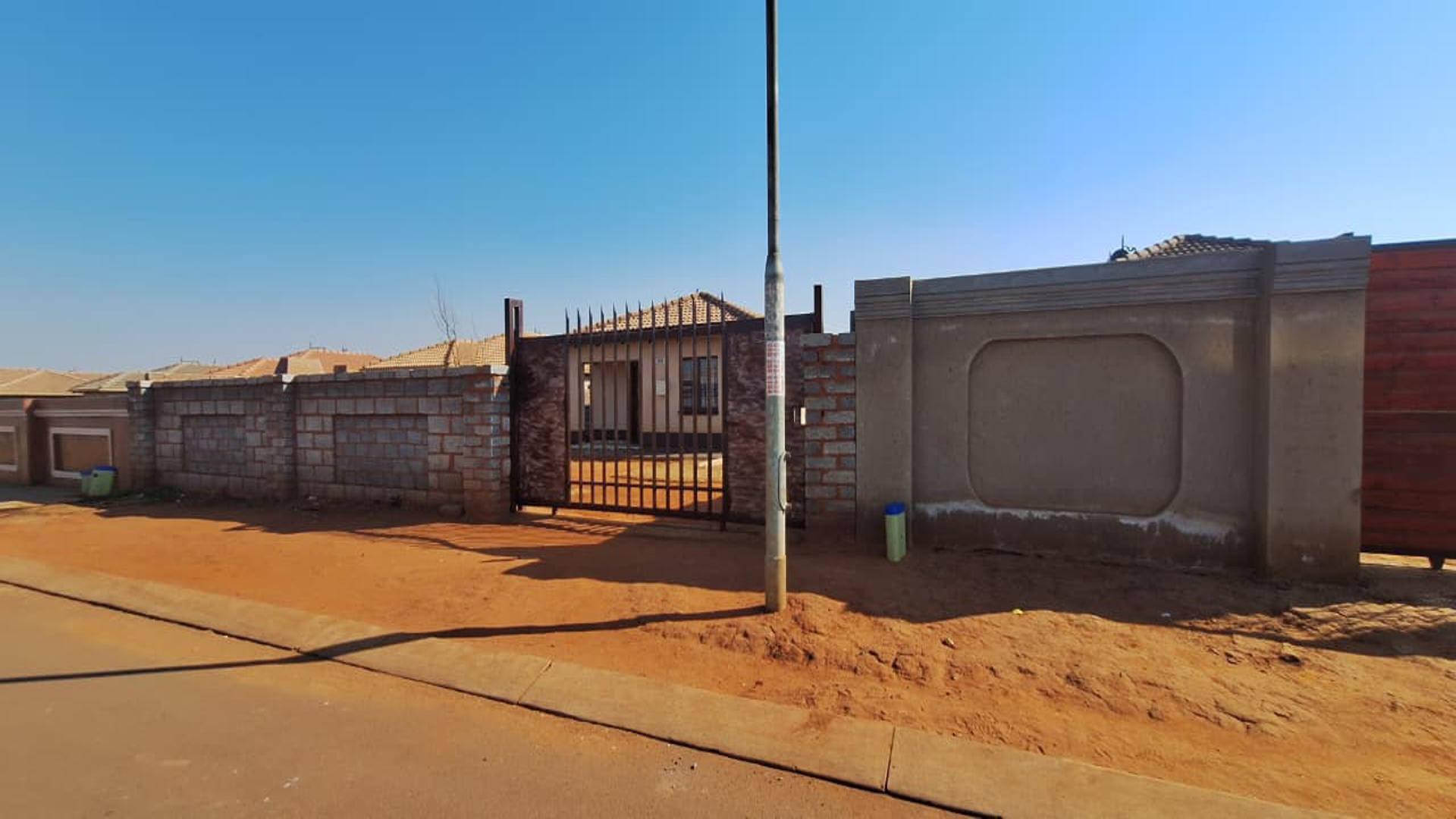 Front View of property in Dawn Park