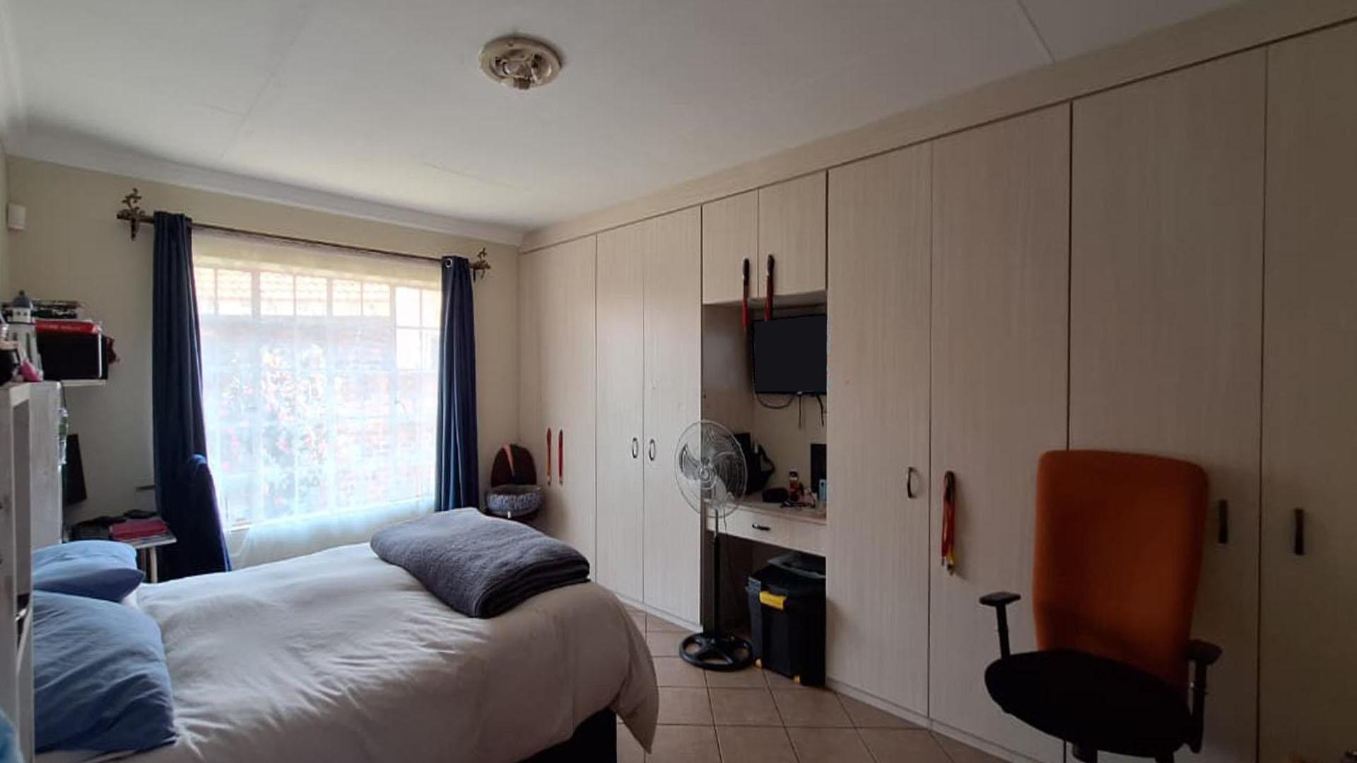 Main Bedroom - 25 square meters of property in Riversdale