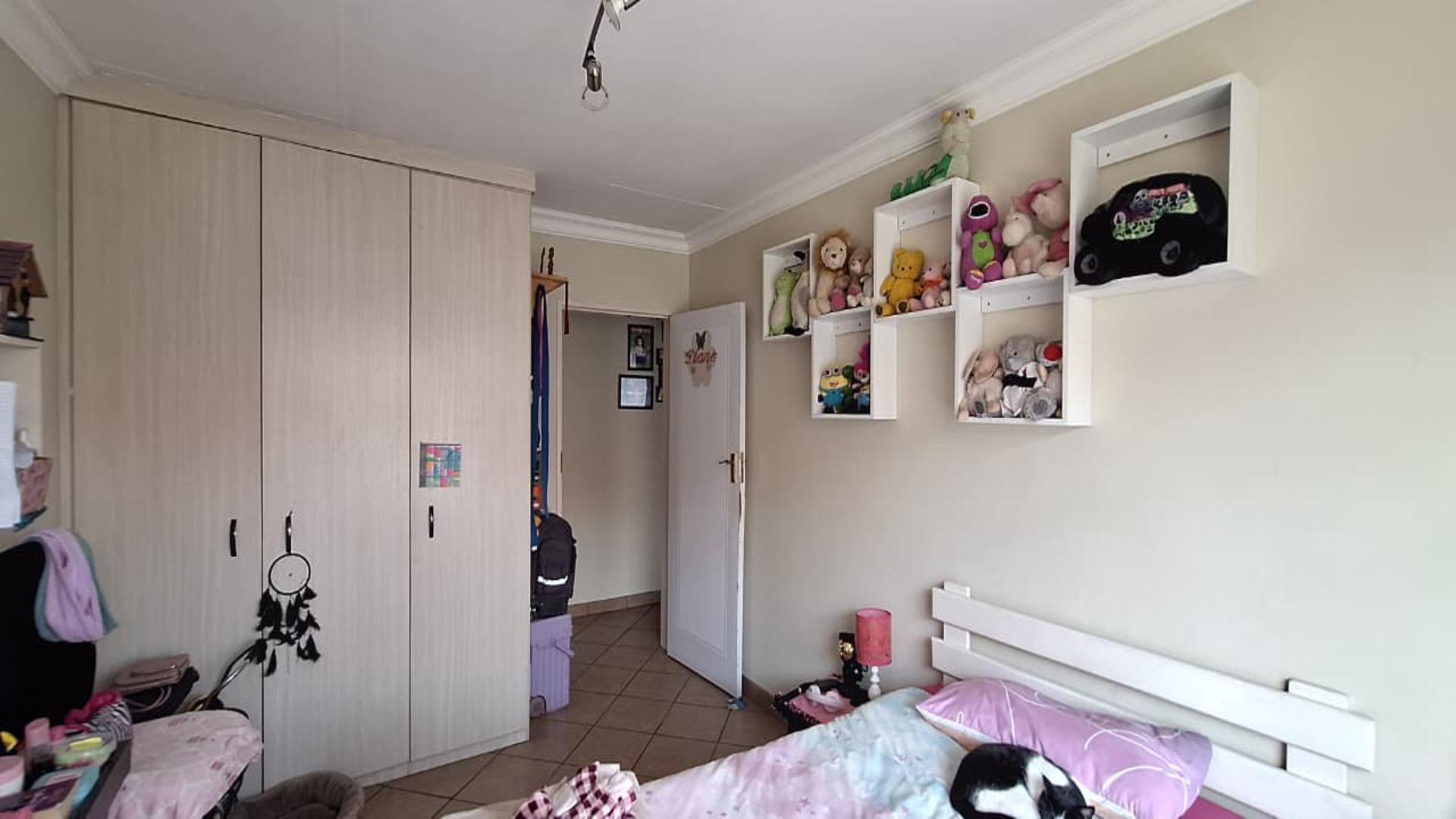 Bed Room 1 - 17 square meters of property in Riversdale