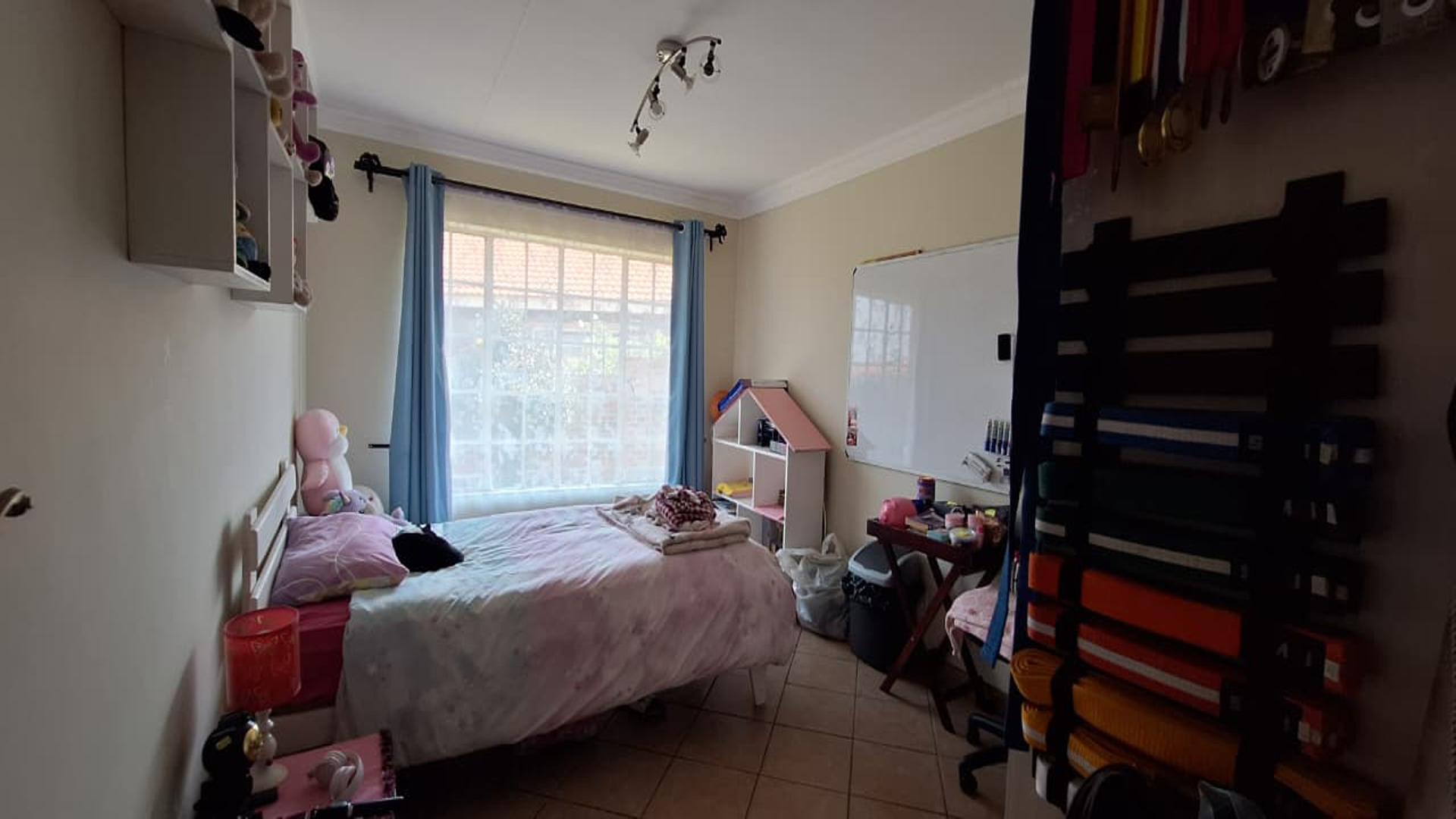 Bed Room 1 - 17 square meters of property in Riversdale