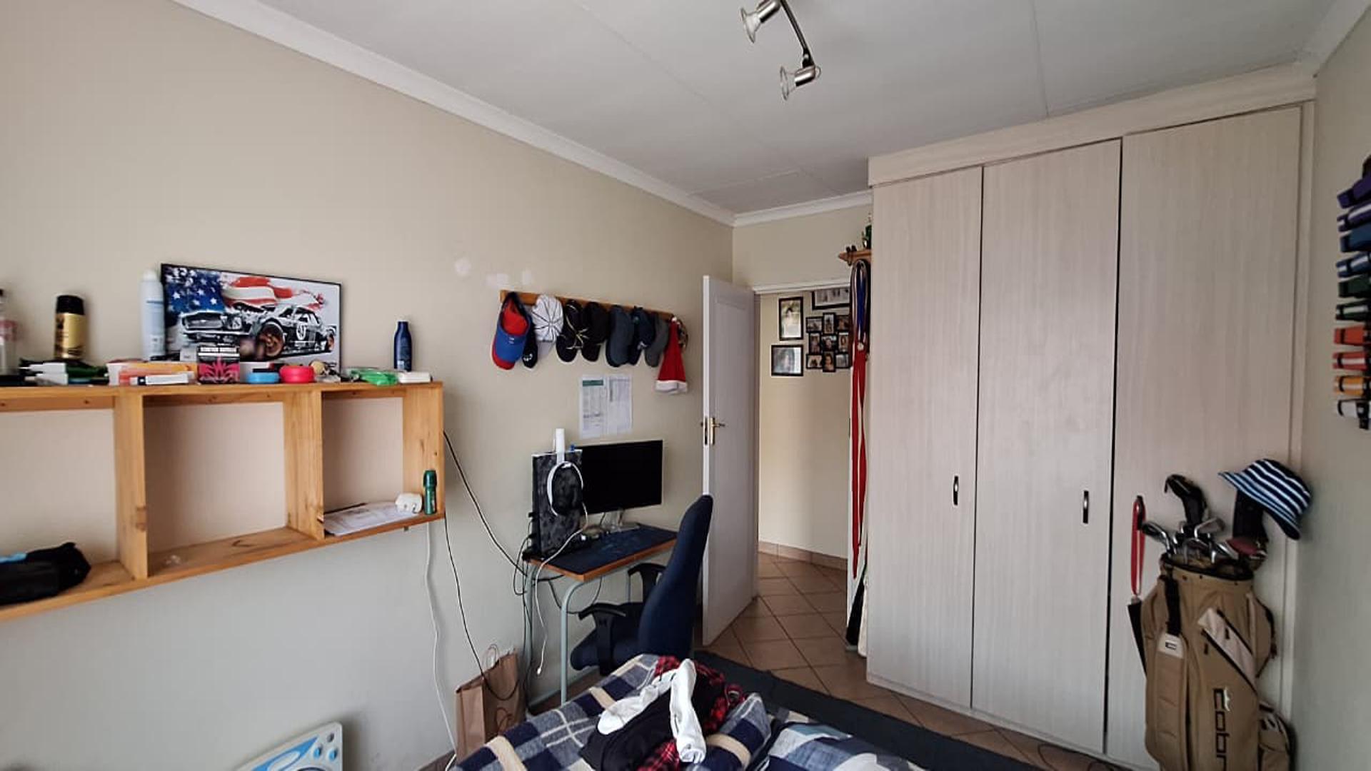 Bed Room 2 - 15 square meters of property in Riversdale