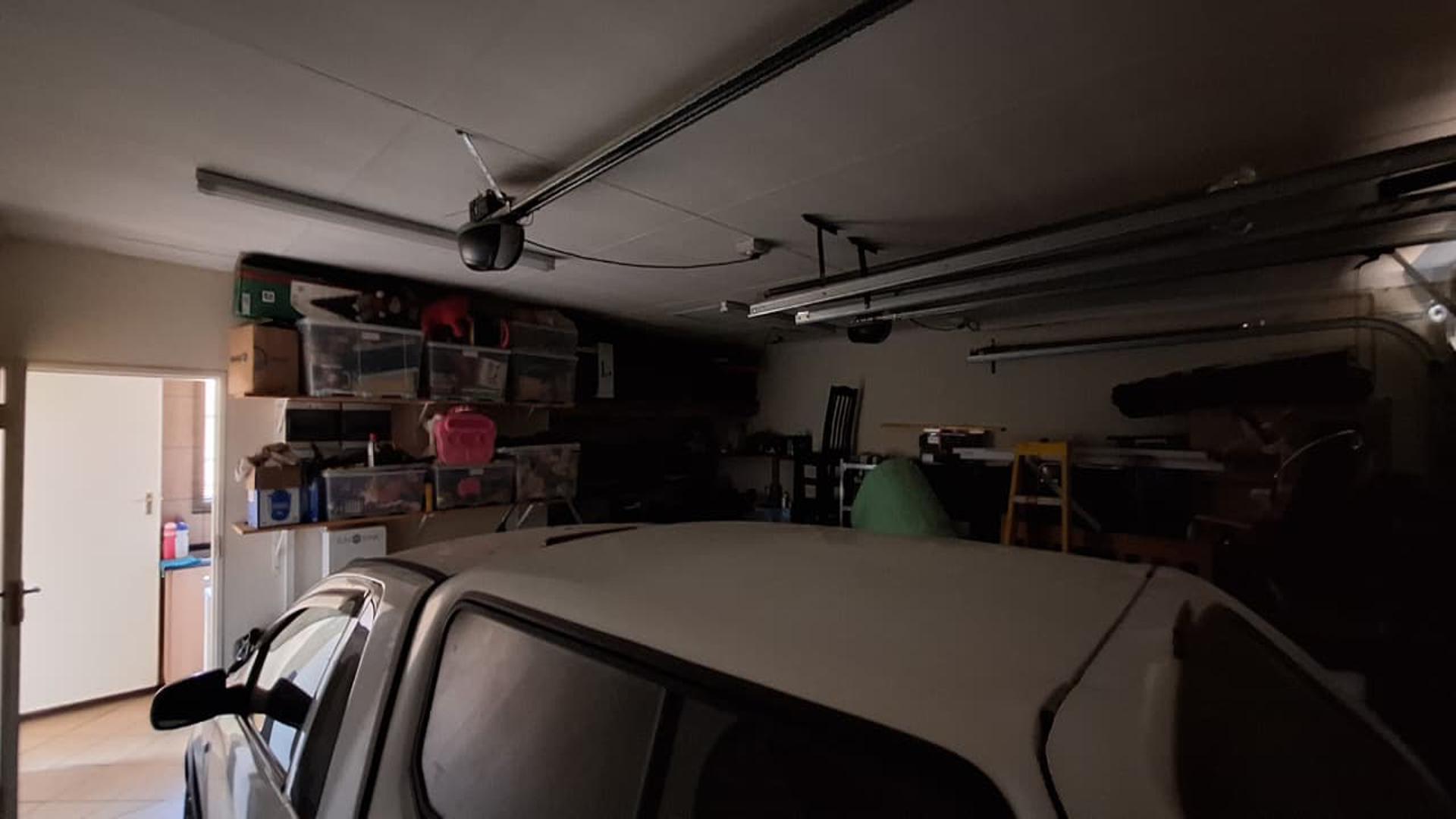 Garage - 44 square meters of property in Riversdale