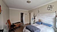 Main Bedroom - 25 square meters of property in Riversdale